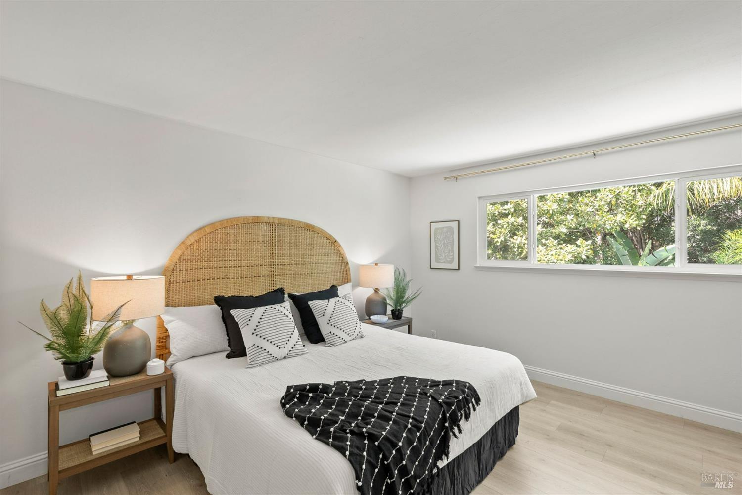 Detail Gallery Image 14 of 39 For 38 Twelveoak Hill Dr, San Rafael,  CA 94903 - 5 Beds | 2/1 Baths