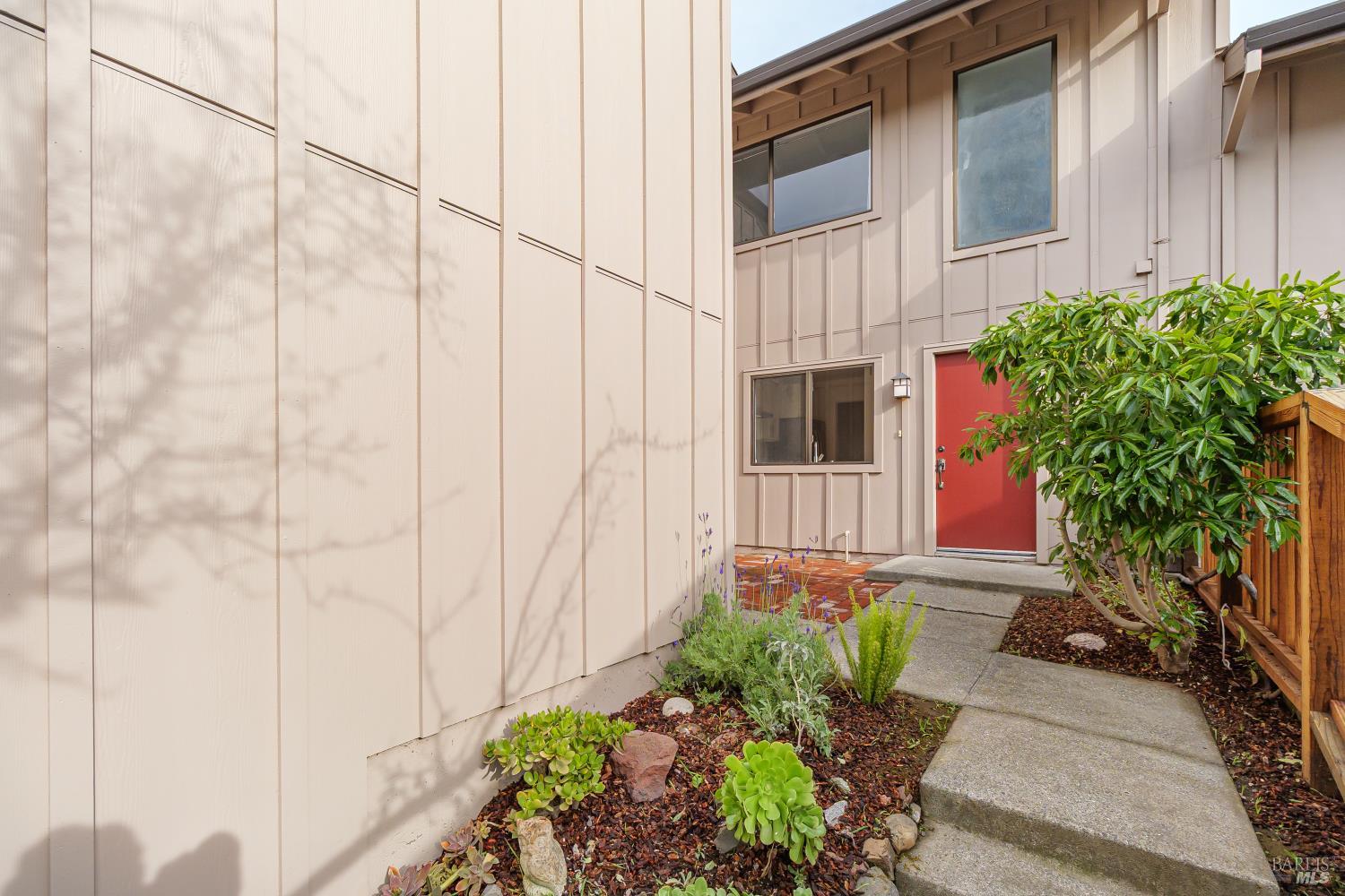 Detail Gallery Image 2 of 27 For 19 Burdell Ct, Novato,  CA 94949 - 2 Beds | 1/1 Baths
