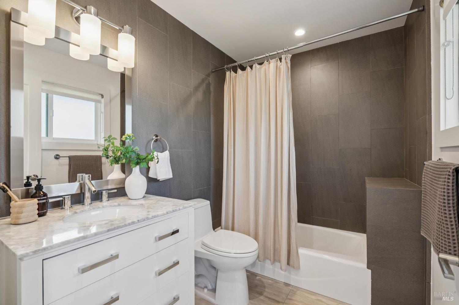 Detail Gallery Image 30 of 54 For 122 Blackfield Dr, Tiburon,  CA 94920 - 2 Beds | 2 Baths