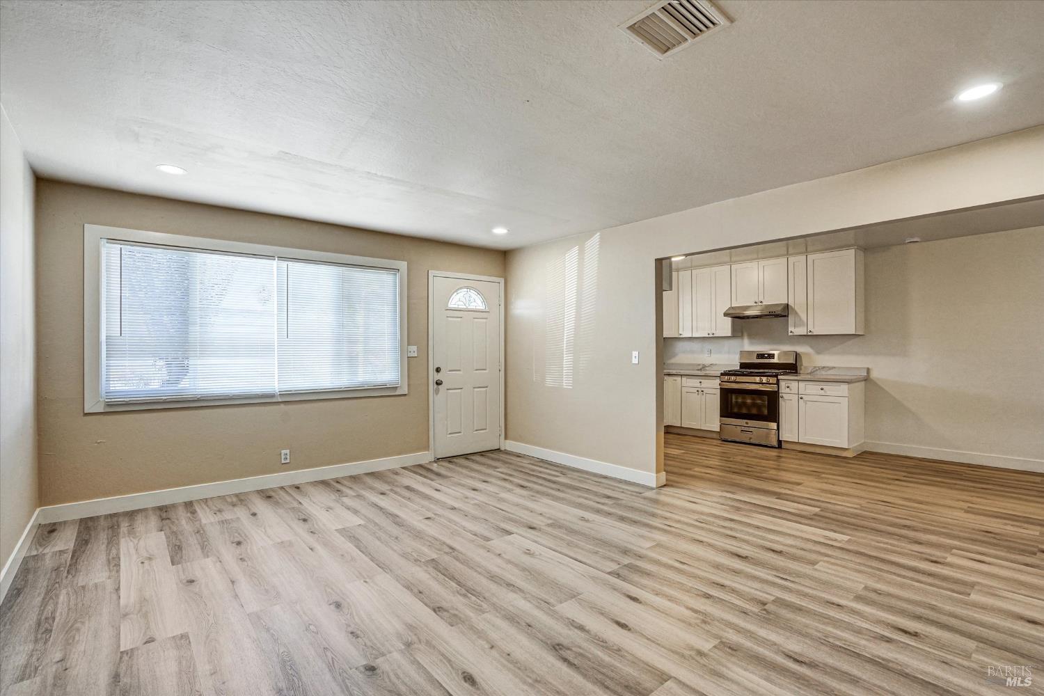 Detail Gallery Image 4 of 32 For 452 Wilshire Ave, Vallejo,  CA 94591 - 4 Beds | 3 Baths