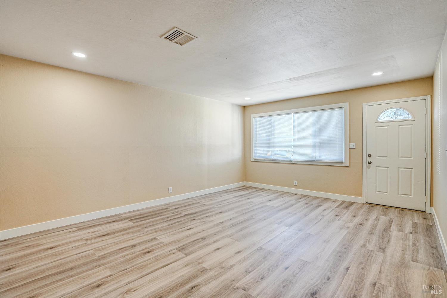 Detail Gallery Image 3 of 32 For 452 Wilshire Ave, Vallejo,  CA 94591 - 4 Beds | 3 Baths