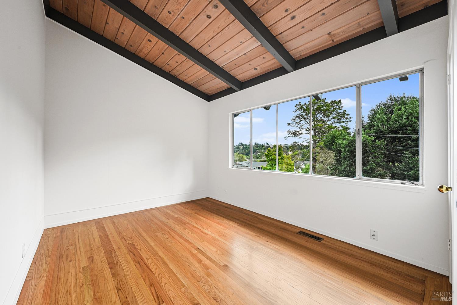 Detail Gallery Image 13 of 65 For 11 Hollyhock Ct, Mill Valley,  CA 94941 - 4 Beds | 2/1 Baths