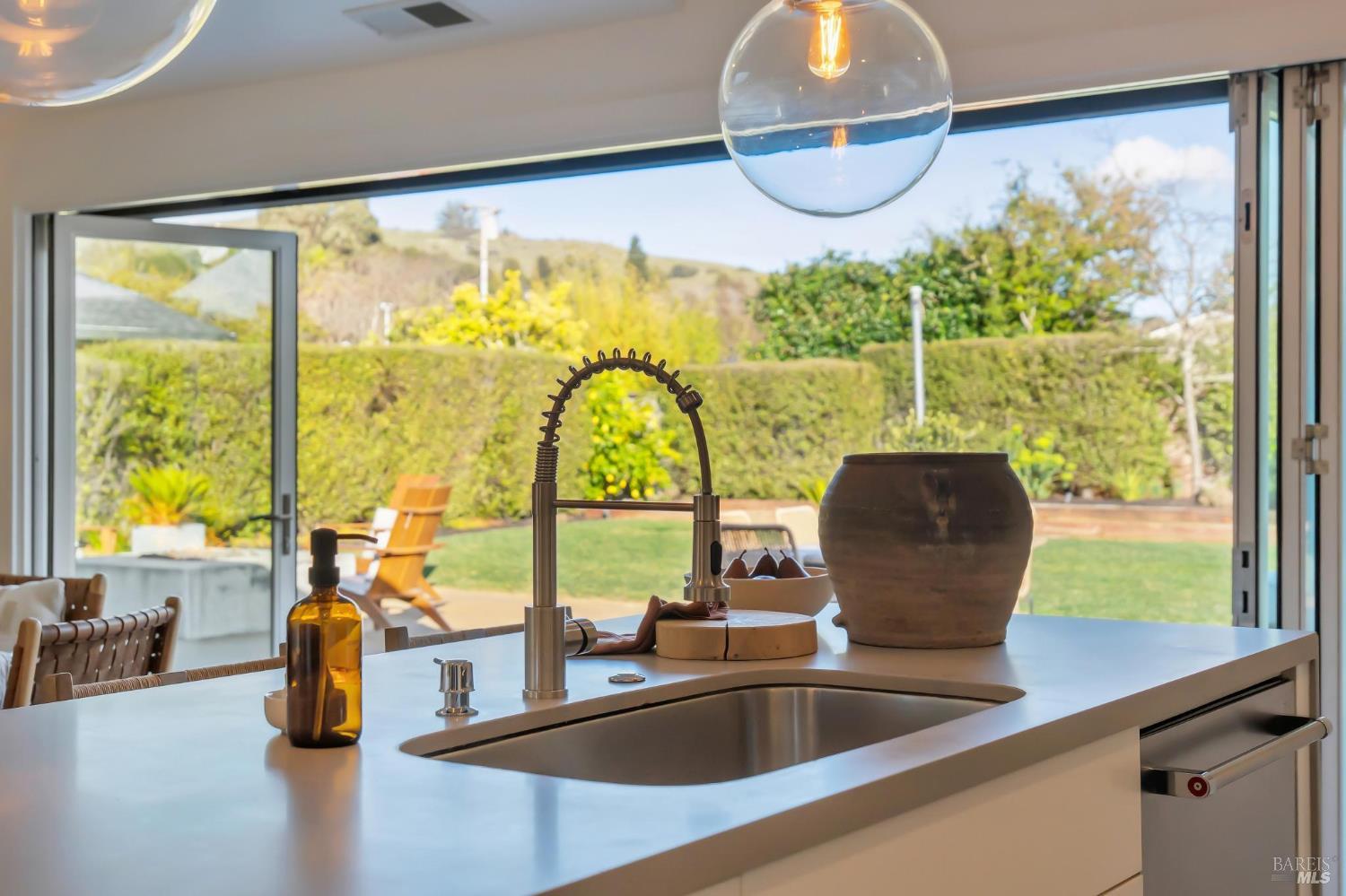 Detail Gallery Image 8 of 54 For 122 Blackfield Dr, Tiburon,  CA 94920 - 2 Beds | 2 Baths