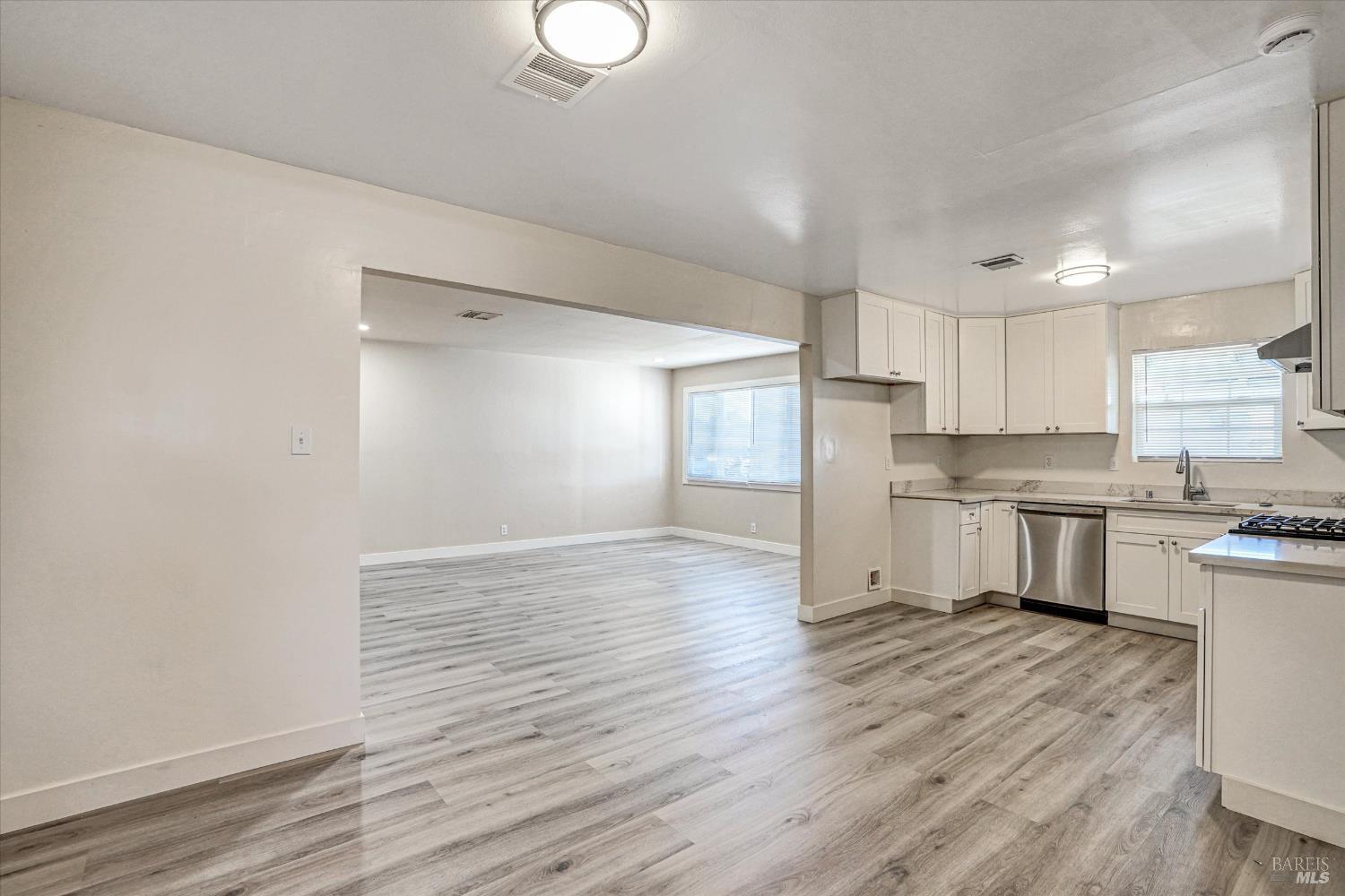 Detail Gallery Image 6 of 32 For 452 Wilshire Ave, Vallejo,  CA 94591 - 4 Beds | 3 Baths