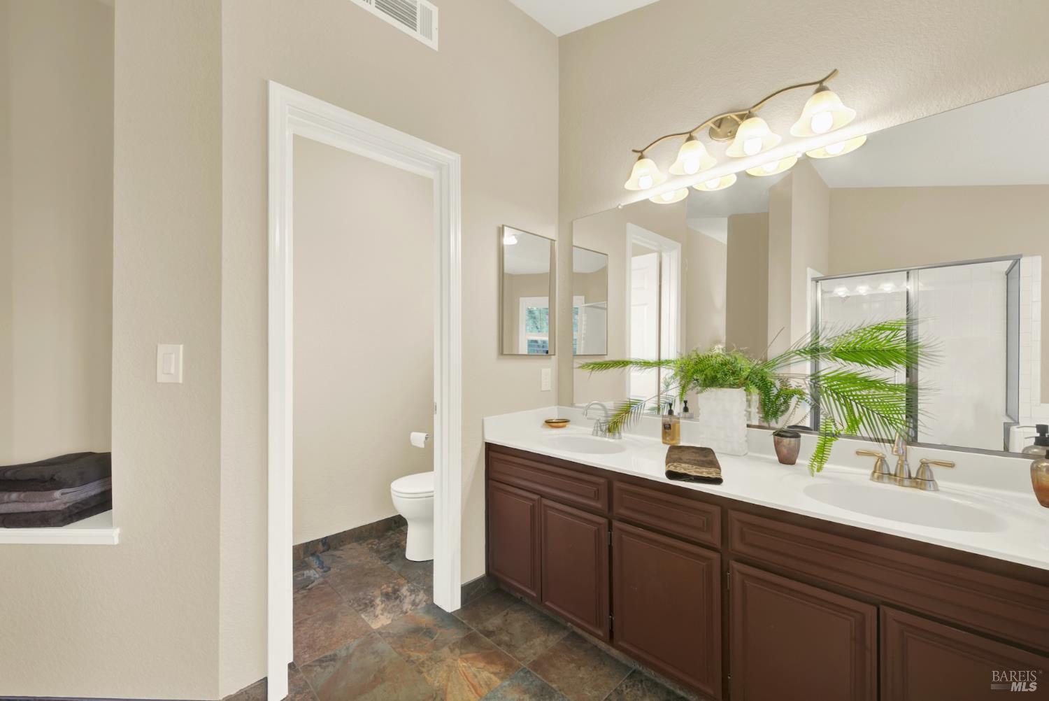 Detail Gallery Image 26 of 60 For 155 Fallen Leaf Dr, Vacaville,  CA 95687 - 4 Beds | 3 Baths