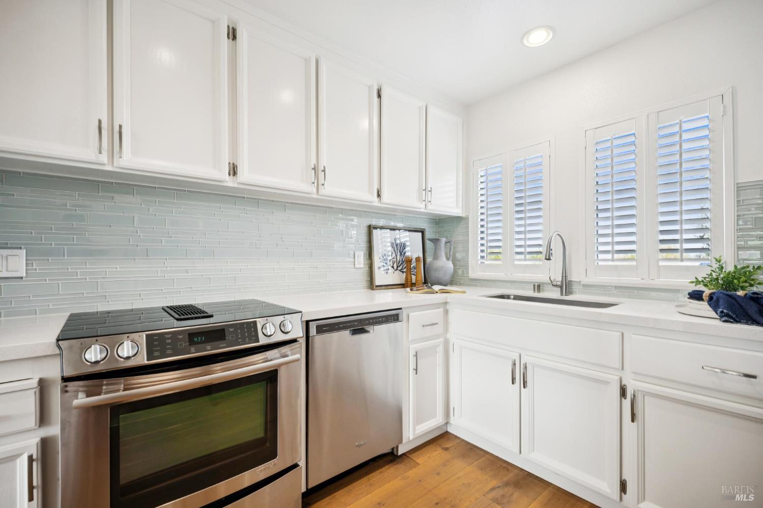 Detail Gallery Image 21 of 51 For 167 Headlands Ct, Sausalito,  CA 94965 - 2 Beds | 2/1 Baths