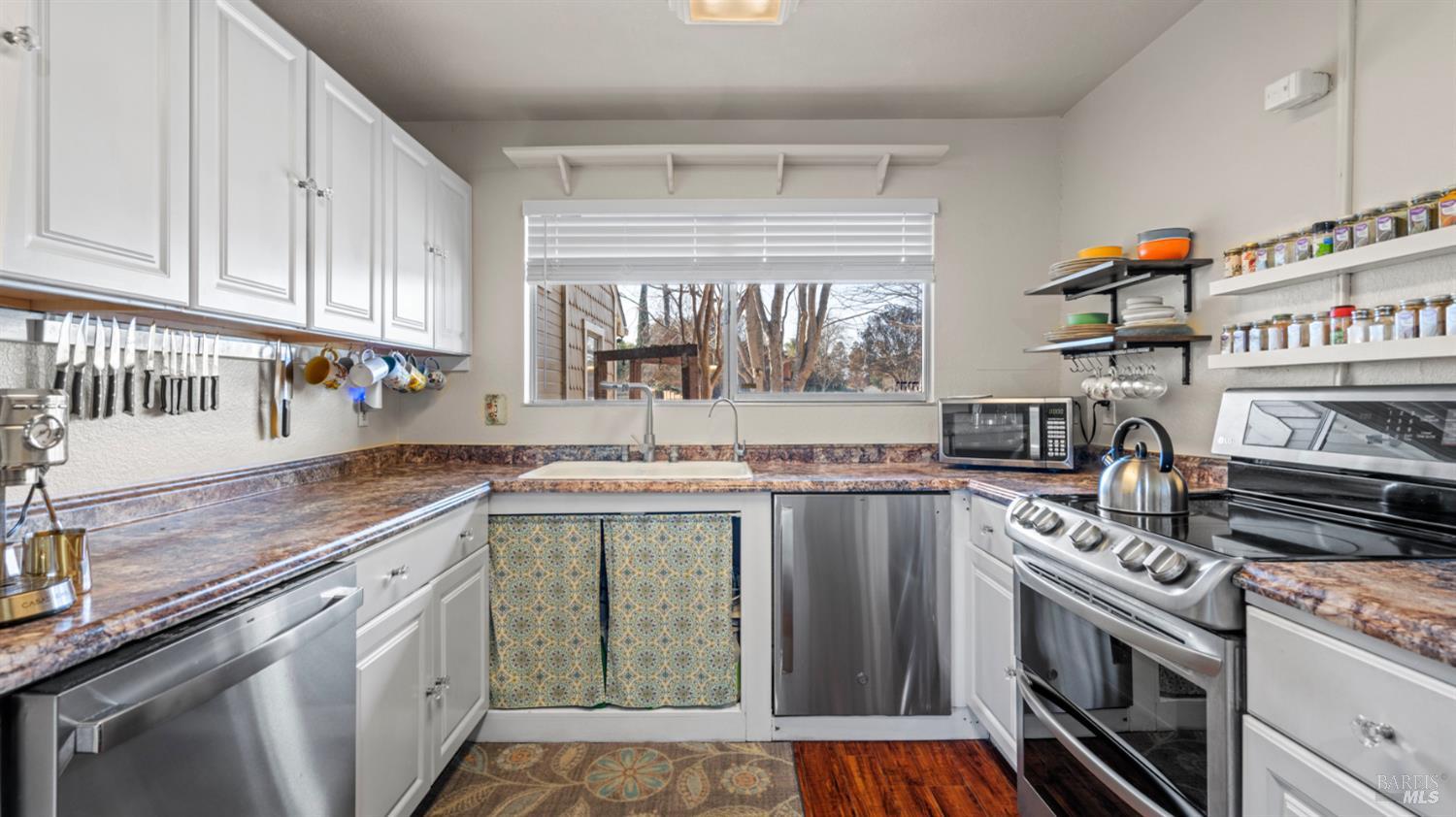 Detail Gallery Image 9 of 24 For 113 Christine Dr, Vacaville,  CA 95687 - 3 Beds | 2 Baths