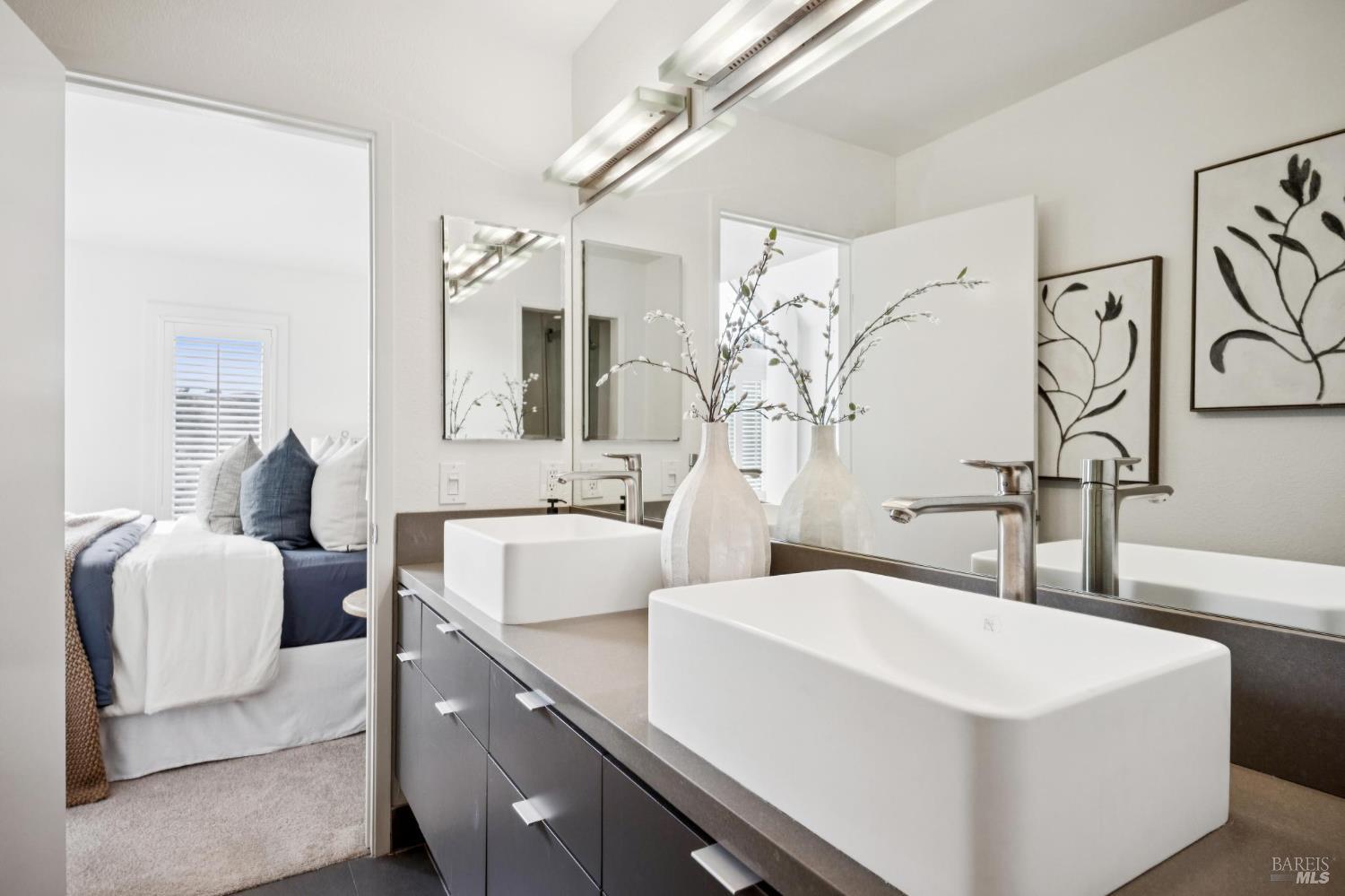 Detail Gallery Image 34 of 51 For 167 Headlands Ct, Sausalito,  CA 94965 - 2 Beds | 2/1 Baths