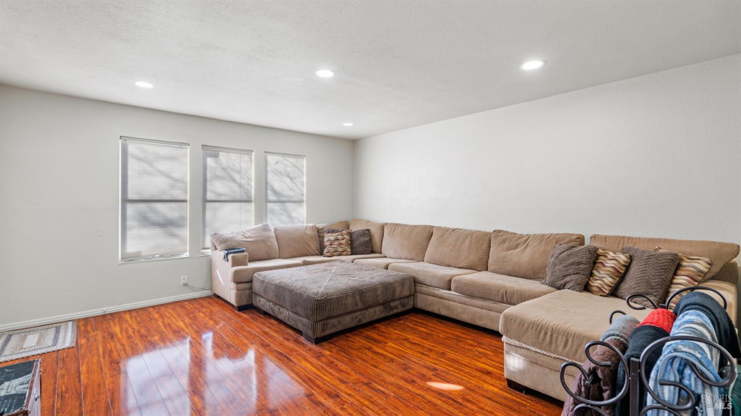 Detail Gallery Image 3 of 24 For 113 Christine Dr, Vacaville,  CA 95687 - 3 Beds | 2 Baths