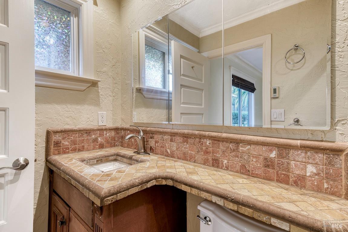 Detail Gallery Image 18 of 85 For 101 H Ln, Novato,  CA 94945 - 5 Beds | 4/1 Baths