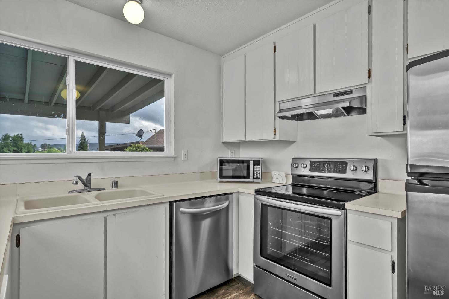 Detail Gallery Image 15 of 47 For 18528 N Shore Dr, Hidden Valley Lake,  CA 95467 - 3 Beds | 3 Baths