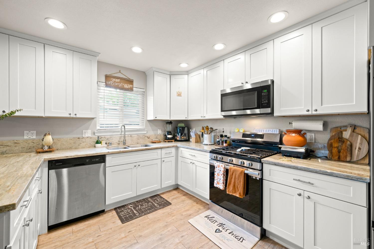 Detail Gallery Image 4 of 30 For 610 Sierra Dr, Dixon,  CA 95620 - 3 Beds | 2 Baths