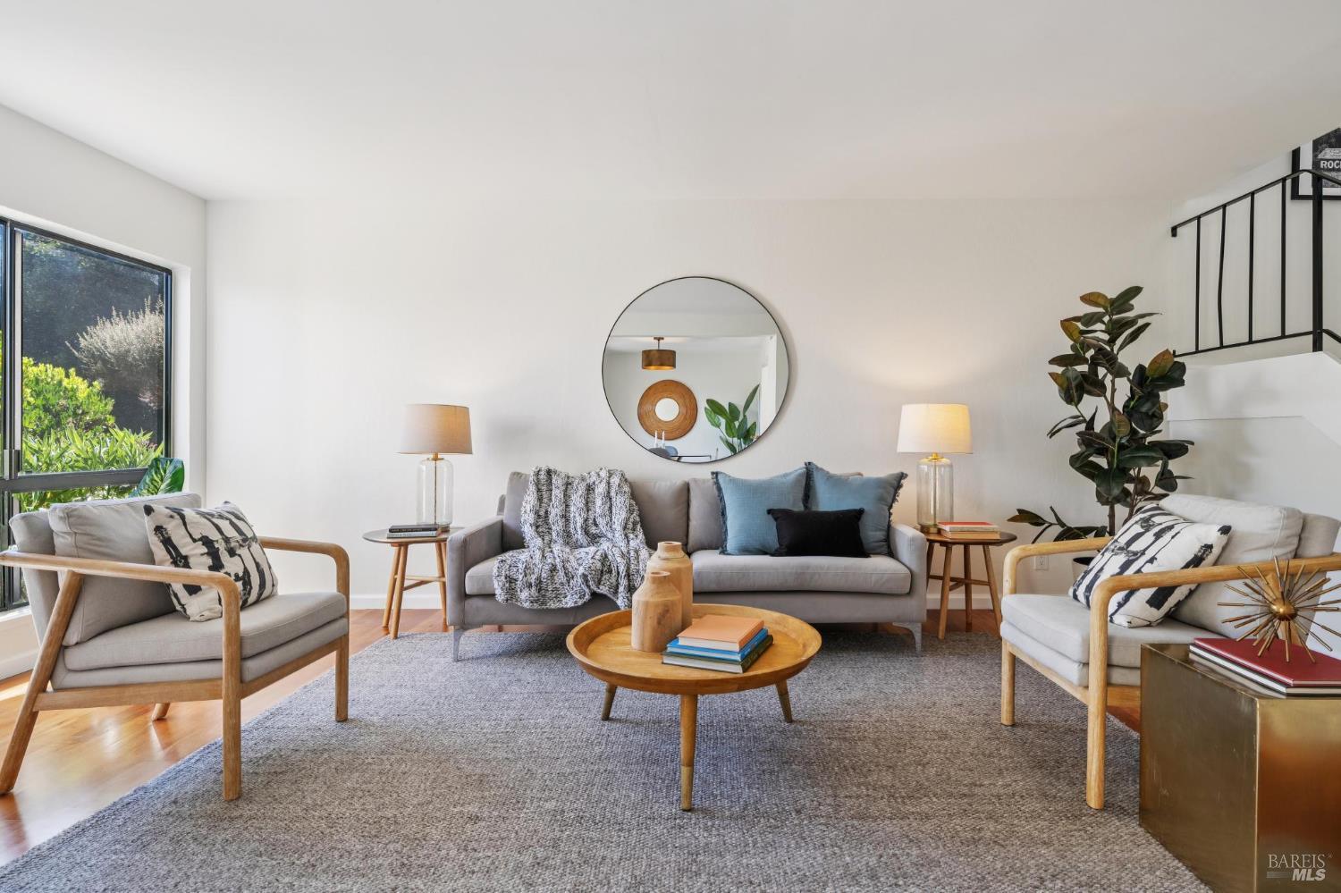 Detail Gallery Image 3 of 32 For 35 Wordsworth Ct, Mill Valley,  CA 94941 - 2 Beds | 1/1 Baths