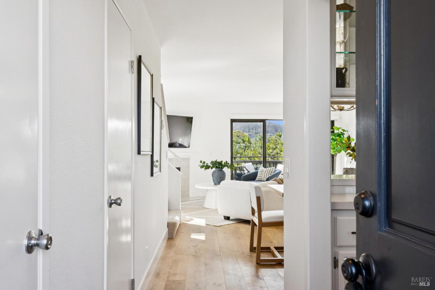 Detail Gallery Image 4 of 51 For 167 Headlands Ct, Sausalito,  CA 94965 - 2 Beds | 2/1 Baths