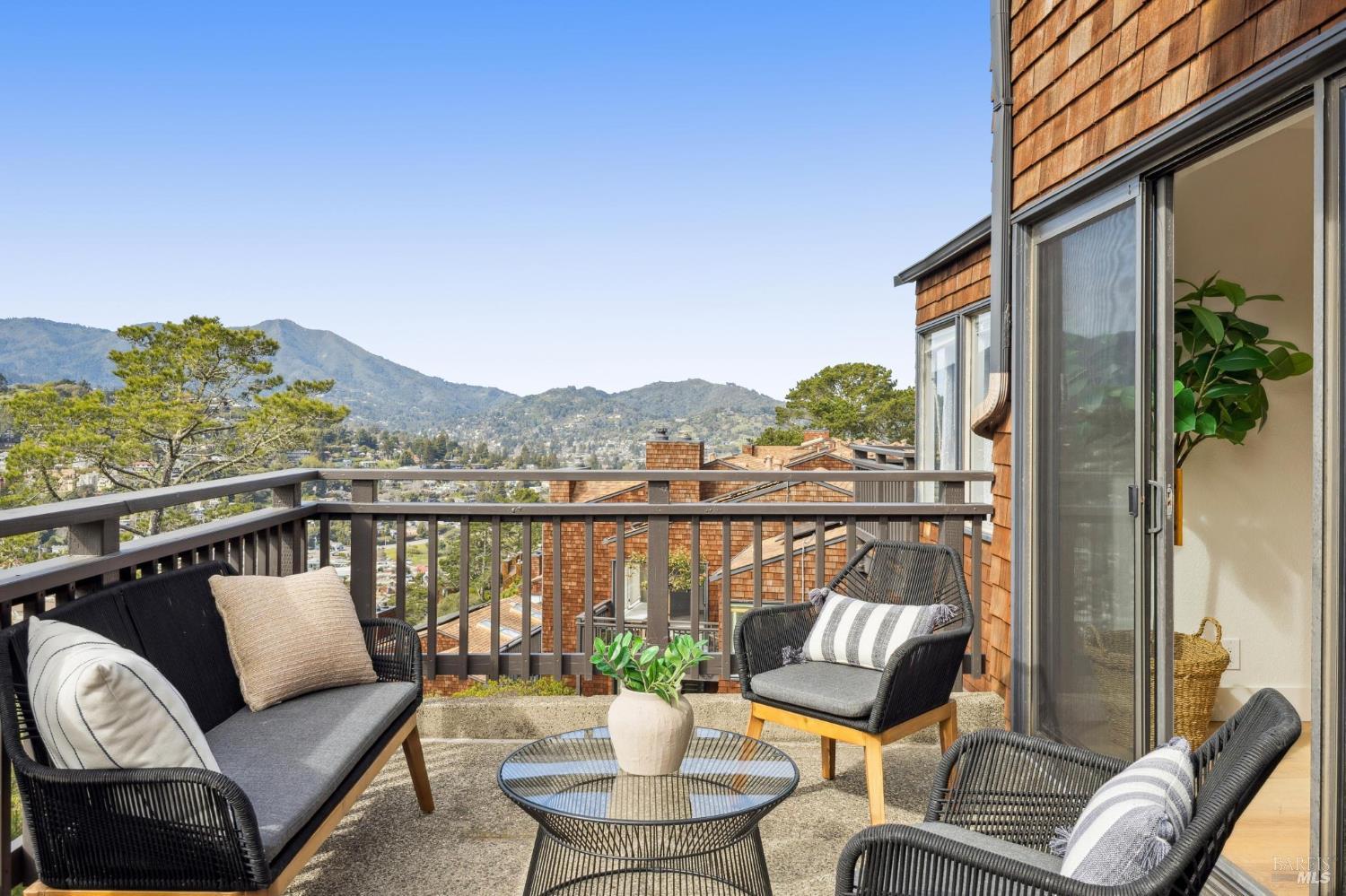 Detail Gallery Image 13 of 51 For 167 Headlands Ct, Sausalito,  CA 94965 - 2 Beds | 2/1 Baths