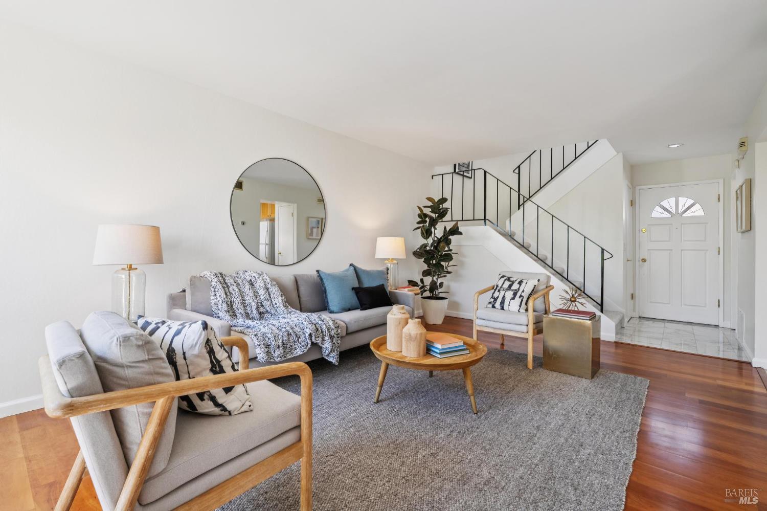 Detail Gallery Image 4 of 32 For 35 Wordsworth Ct, Mill Valley,  CA 94941 - 2 Beds | 1/1 Baths