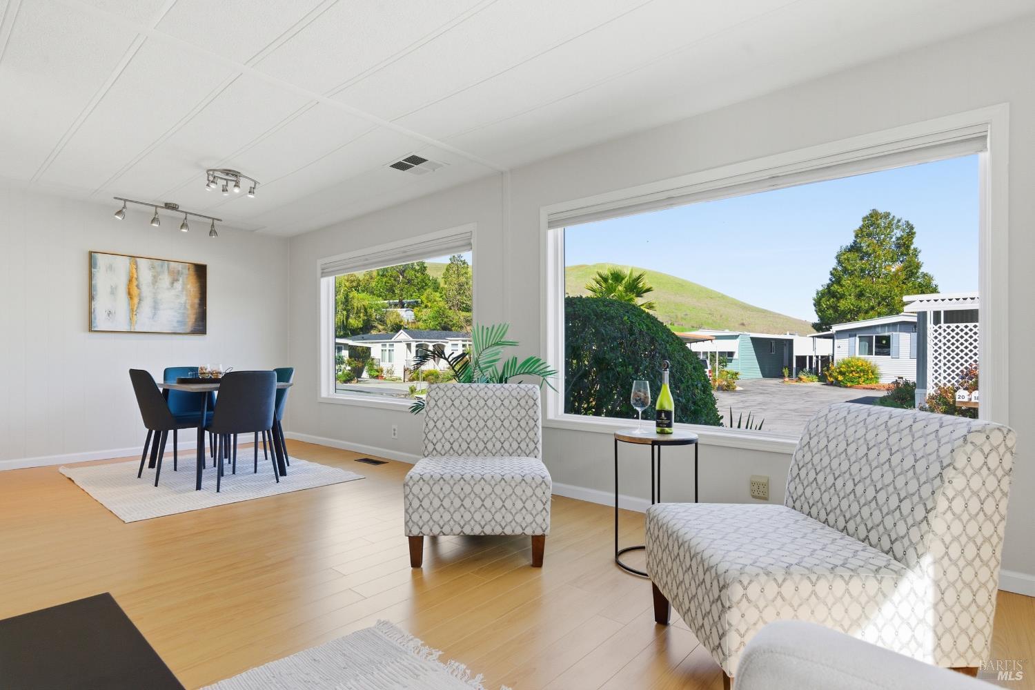 Detail Gallery Image 14 of 58 For 15 Scenic Dr, Novato,  CA 94949 - 2 Beds | 2 Baths