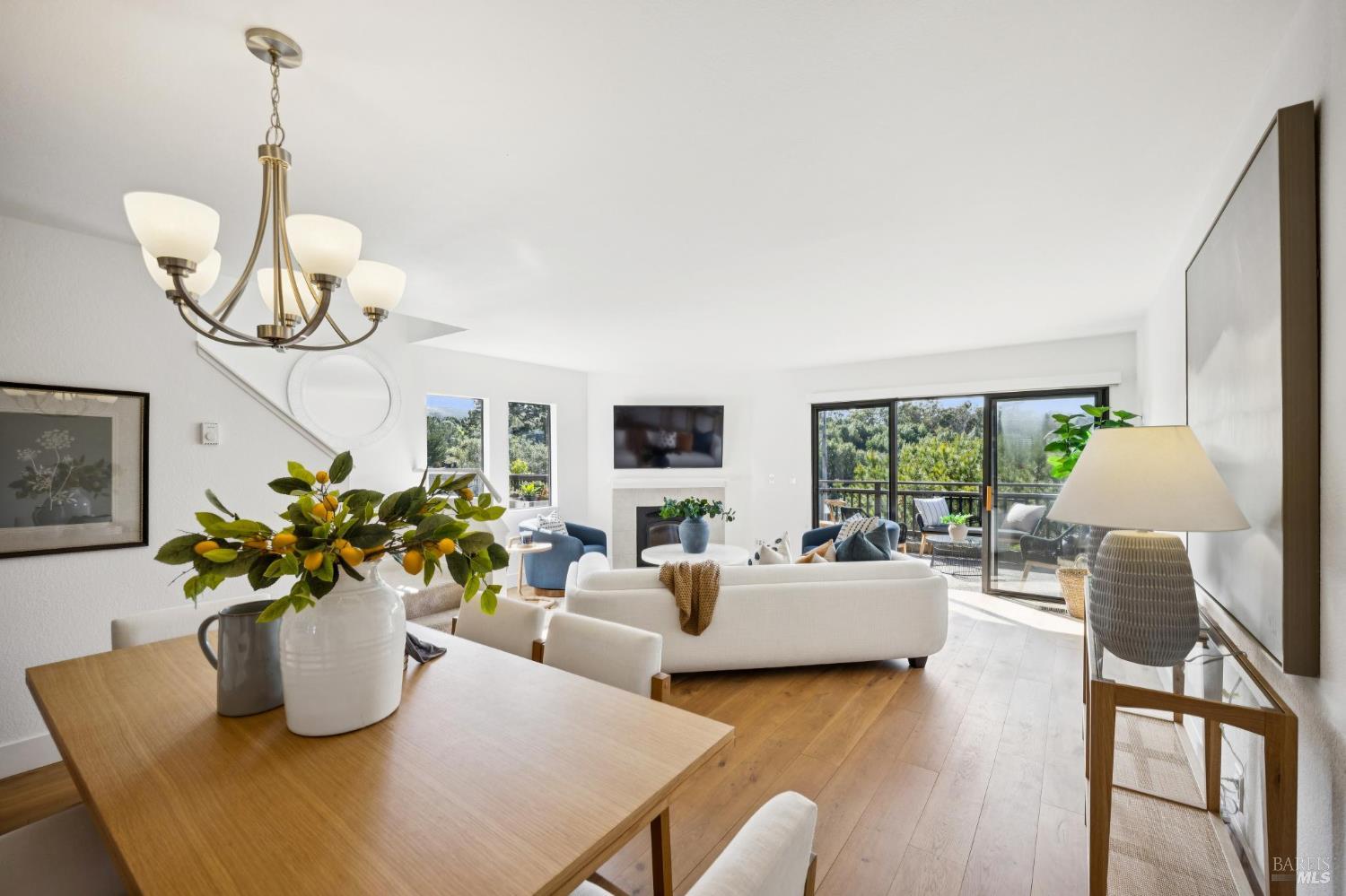 Detail Gallery Image 6 of 51 For 167 Headlands Ct, Sausalito,  CA 94965 - 2 Beds | 2/1 Baths