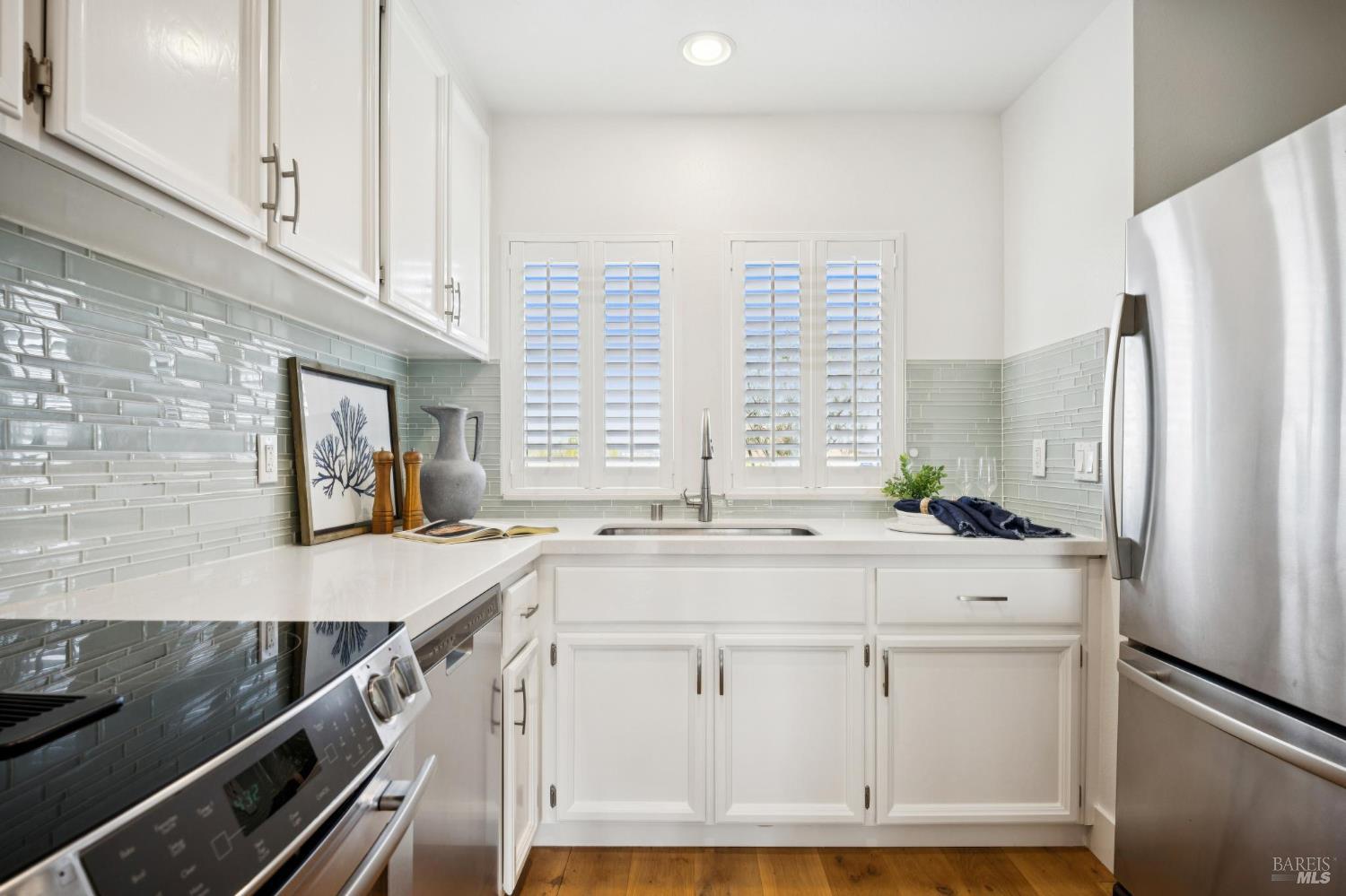 Detail Gallery Image 22 of 51 For 167 Headlands Ct, Sausalito,  CA 94965 - 2 Beds | 2/1 Baths