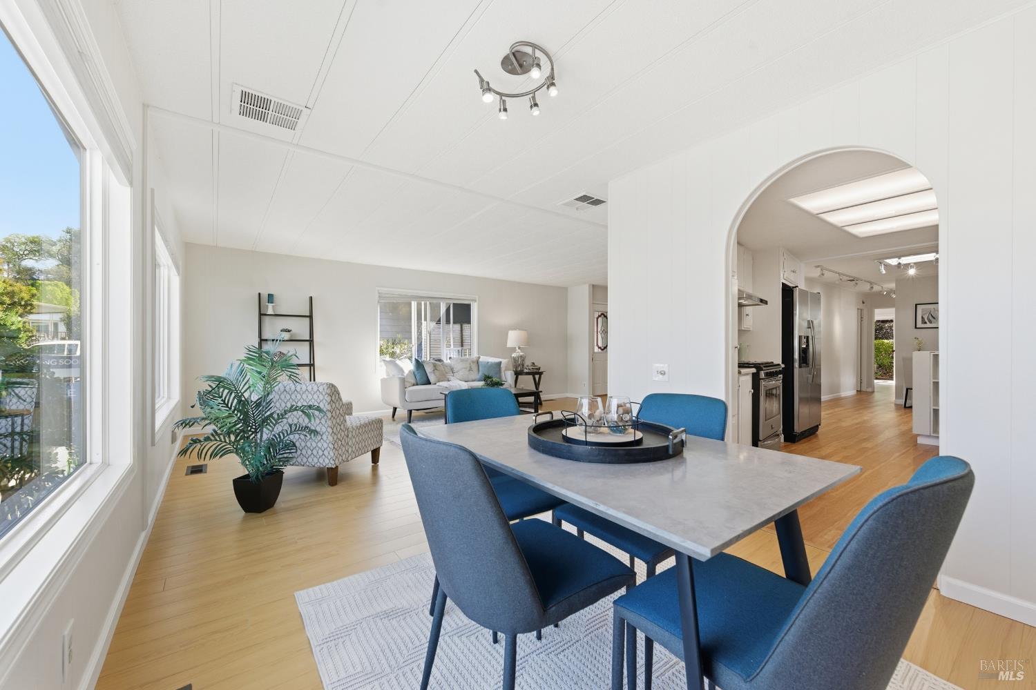 Detail Gallery Image 3 of 58 For 15 Scenic Dr, Novato,  CA 94949 - 2 Beds | 2 Baths