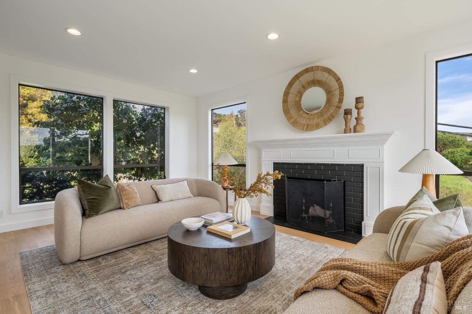 Detail Gallery Image 6 of 92 For 58 Lower North Ter, Tiburon,  CA 94920 - 5 Beds | 3/1 Baths