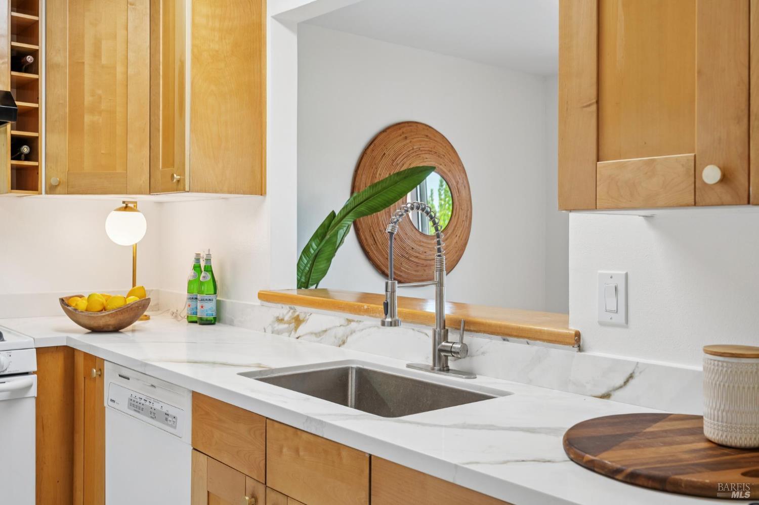 Detail Gallery Image 9 of 32 For 35 Wordsworth Ct, Mill Valley,  CA 94941 - 2 Beds | 1/1 Baths