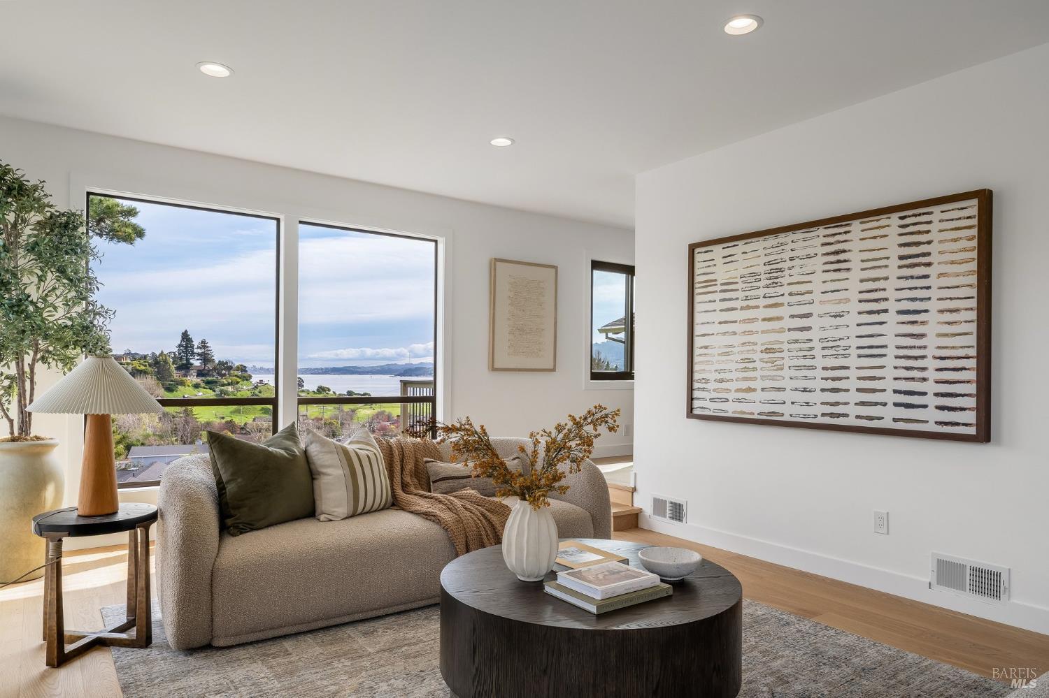 Detail Gallery Image 5 of 92 For 58 Lower North Ter, Tiburon,  CA 94920 - 5 Beds | 3/1 Baths