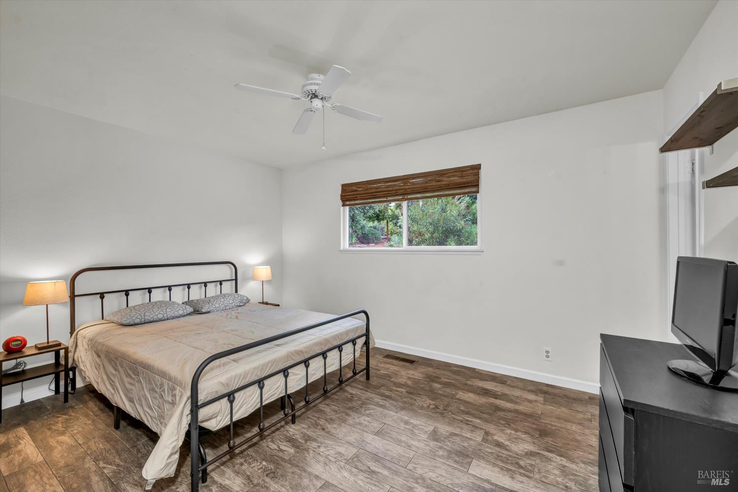 Detail Gallery Image 20 of 47 For 18528 N Shore Dr, Hidden Valley Lake,  CA 95467 - 3 Beds | 3 Baths