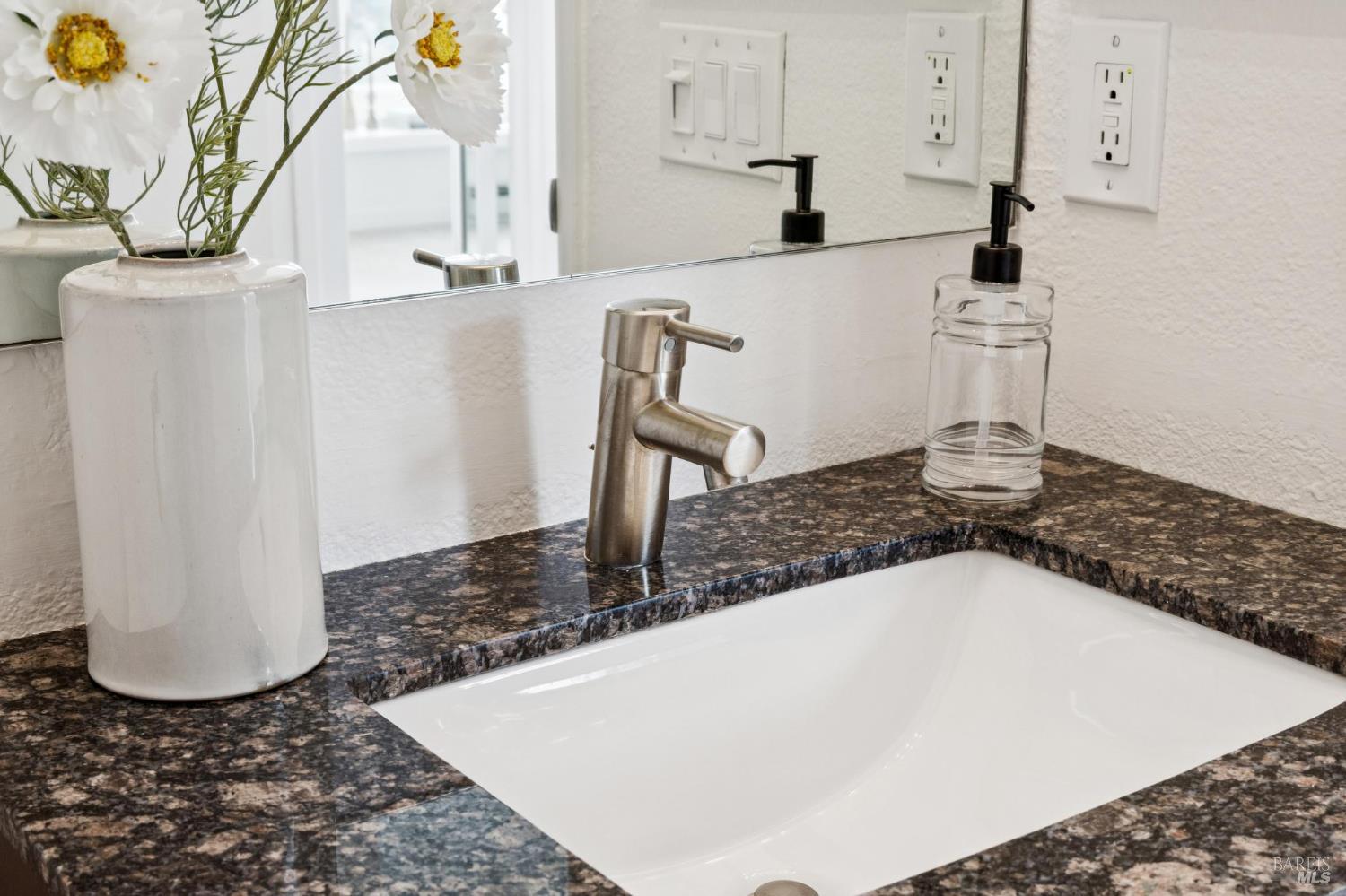 Detail Gallery Image 44 of 51 For 167 Headlands Ct, Sausalito,  CA 94965 - 2 Beds | 2/1 Baths