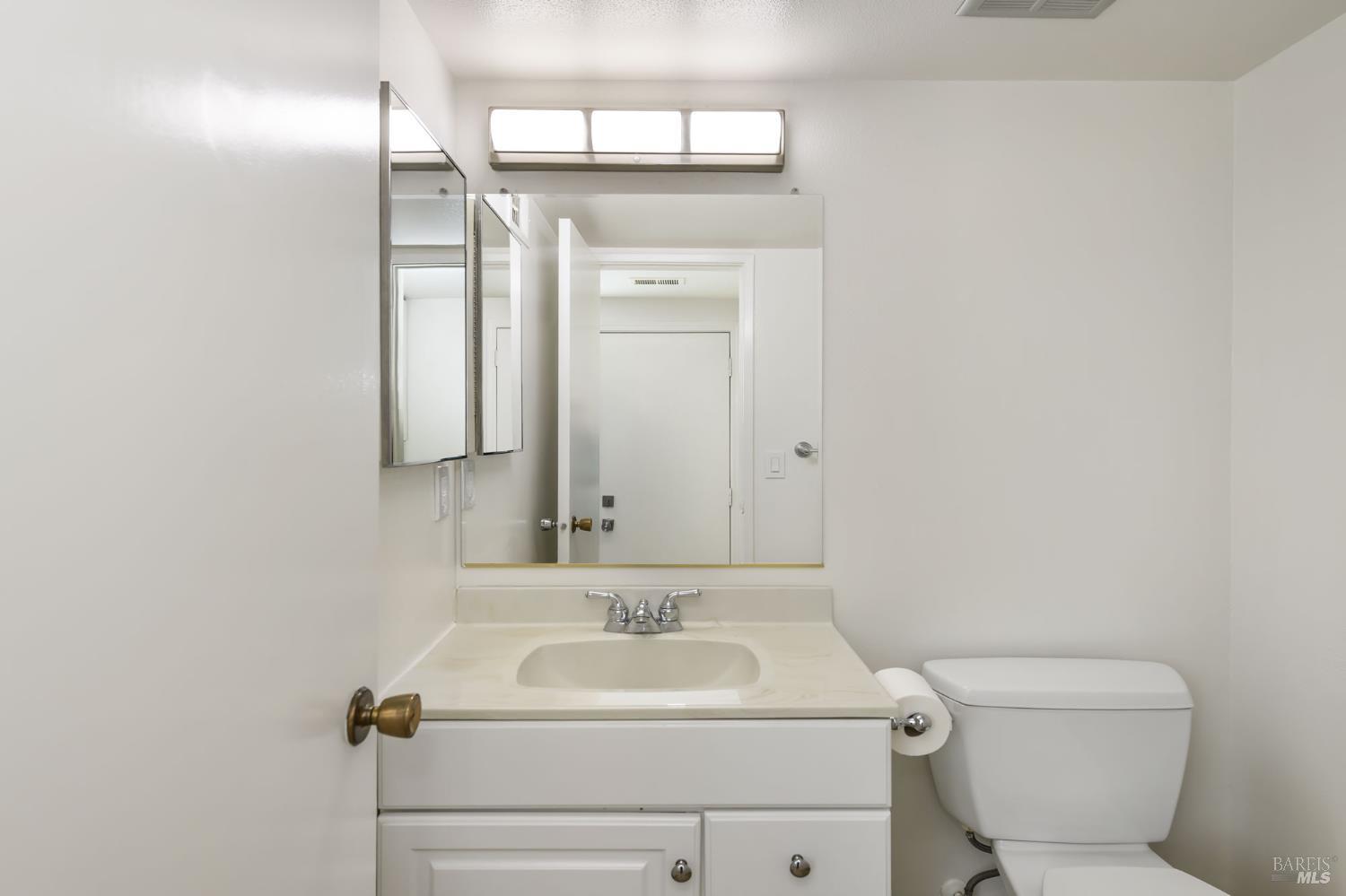 Detail Gallery Image 11 of 21 For 19 Manchester Ct, Novato,  CA 94947 - 2 Beds | 1/1 Baths