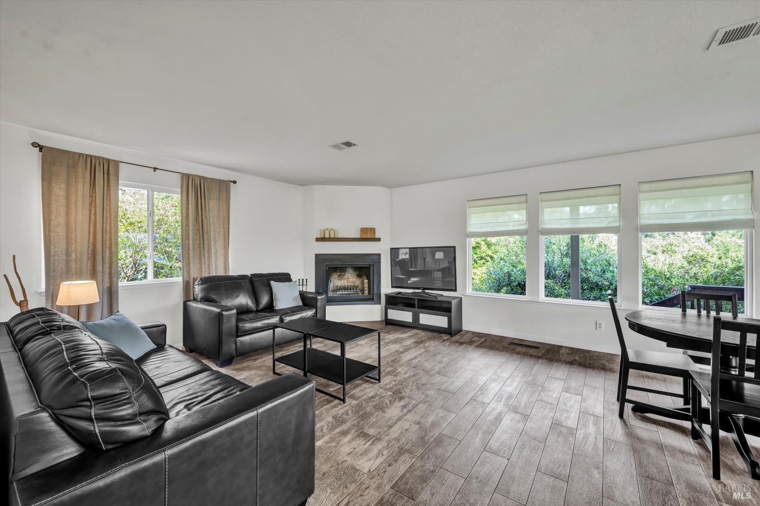 Detail Gallery Image 11 of 47 For 18528 N Shore Dr, Hidden Valley Lake,  CA 95467 - 3 Beds | 3 Baths