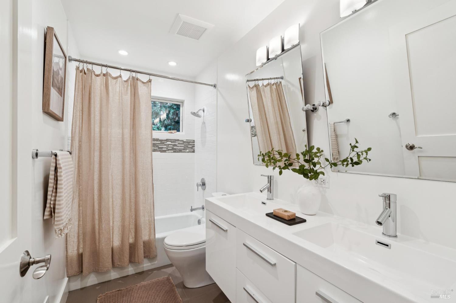 Detail Gallery Image 17 of 24 For 481 Cascade Dr, Mill Valley,  CA 94941 - 4 Beds | 3/1 Baths