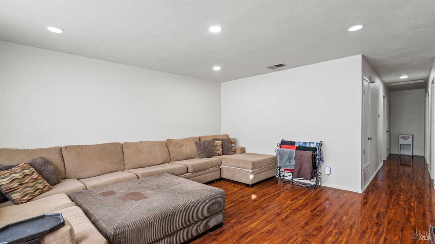 Detail Gallery Image 4 of 24 For 113 Christine Dr, Vacaville,  CA 95687 - 3 Beds | 2 Baths