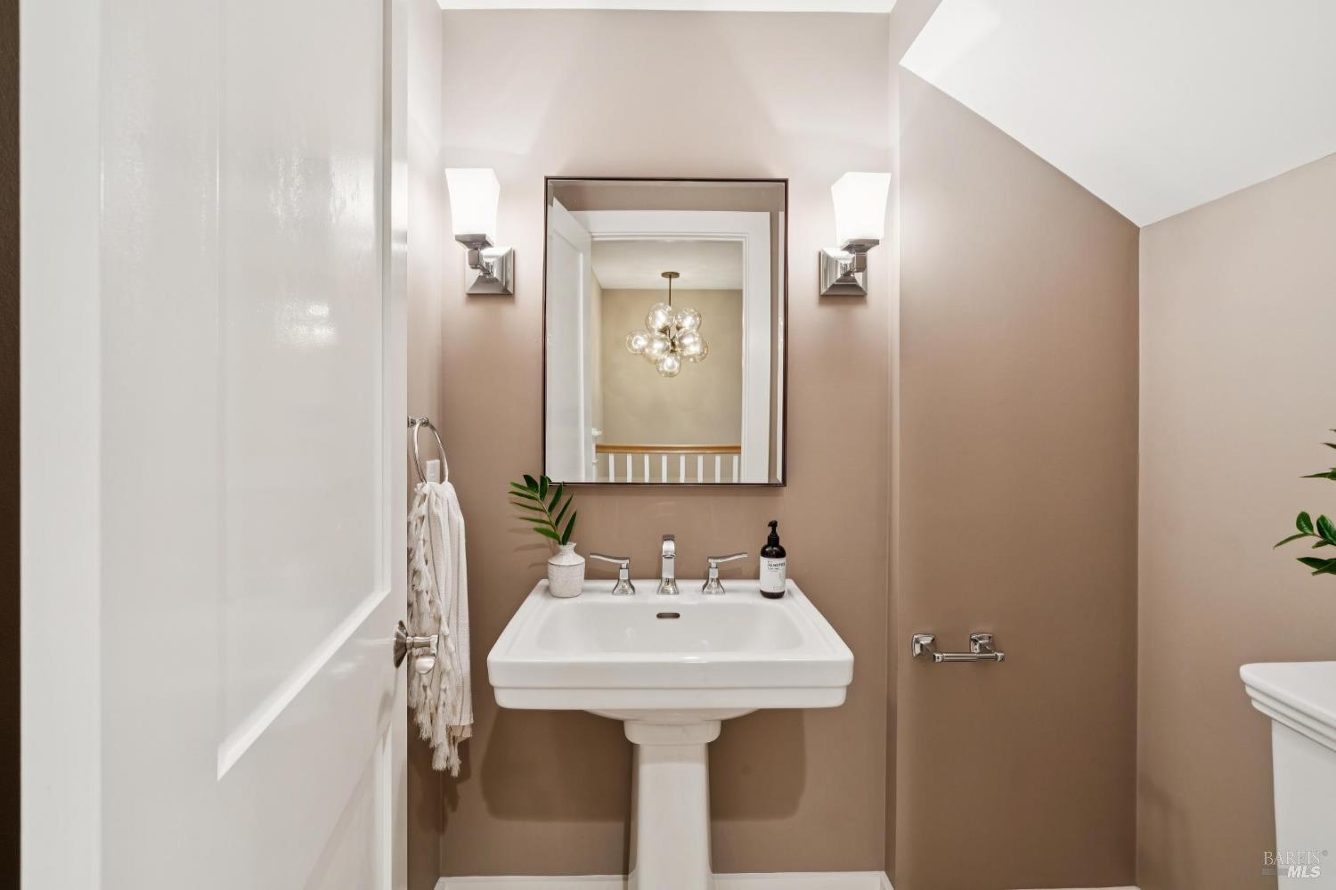 Detail Gallery Image 10 of 24 For 481 Cascade Dr, Mill Valley,  CA 94941 - 4 Beds | 3/1 Baths