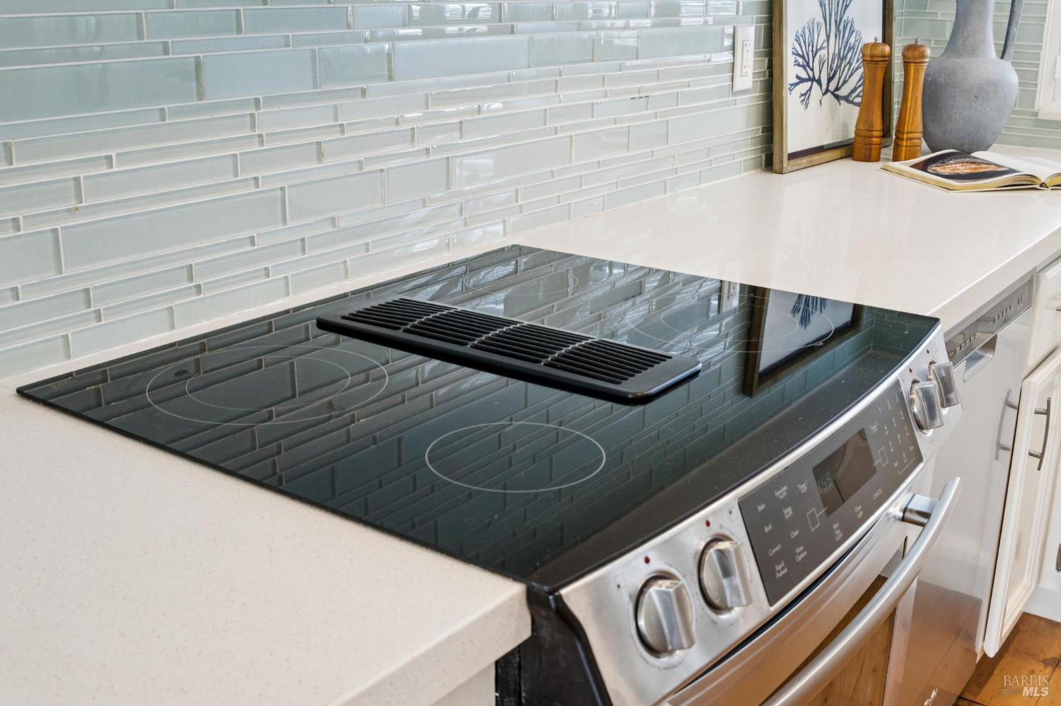 Detail Gallery Image 23 of 51 For 167 Headlands Ct, Sausalito,  CA 94965 - 2 Beds | 2/1 Baths