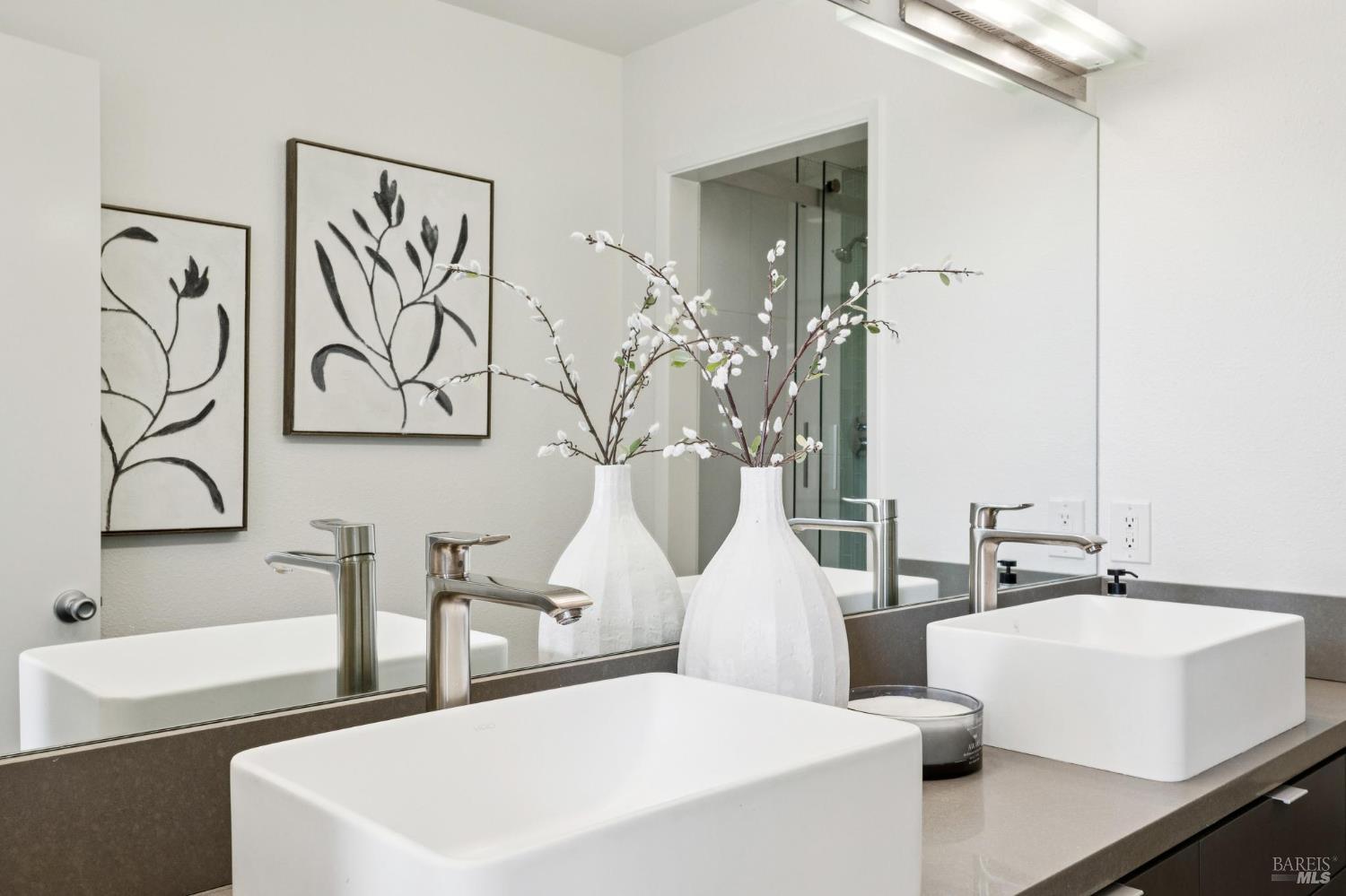 Detail Gallery Image 35 of 51 For 167 Headlands Ct, Sausalito,  CA 94965 - 2 Beds | 2/1 Baths