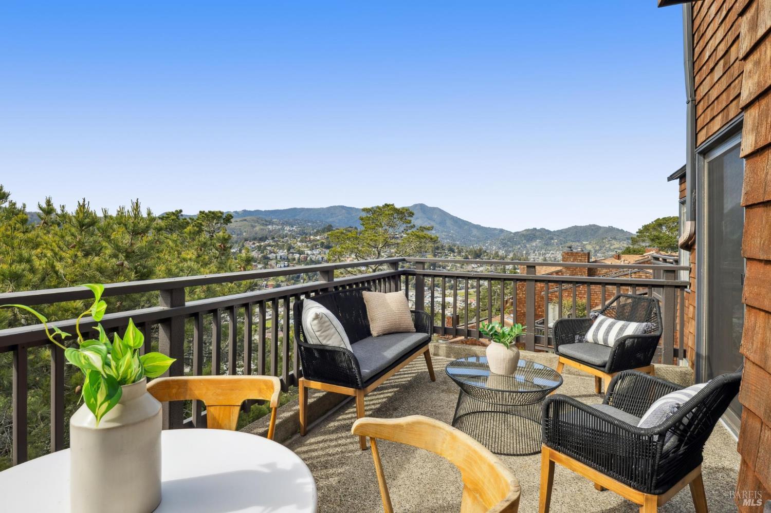 Detail Gallery Image 2 of 51 For 167 Headlands Ct, Sausalito,  CA 94965 - 2 Beds | 2/1 Baths