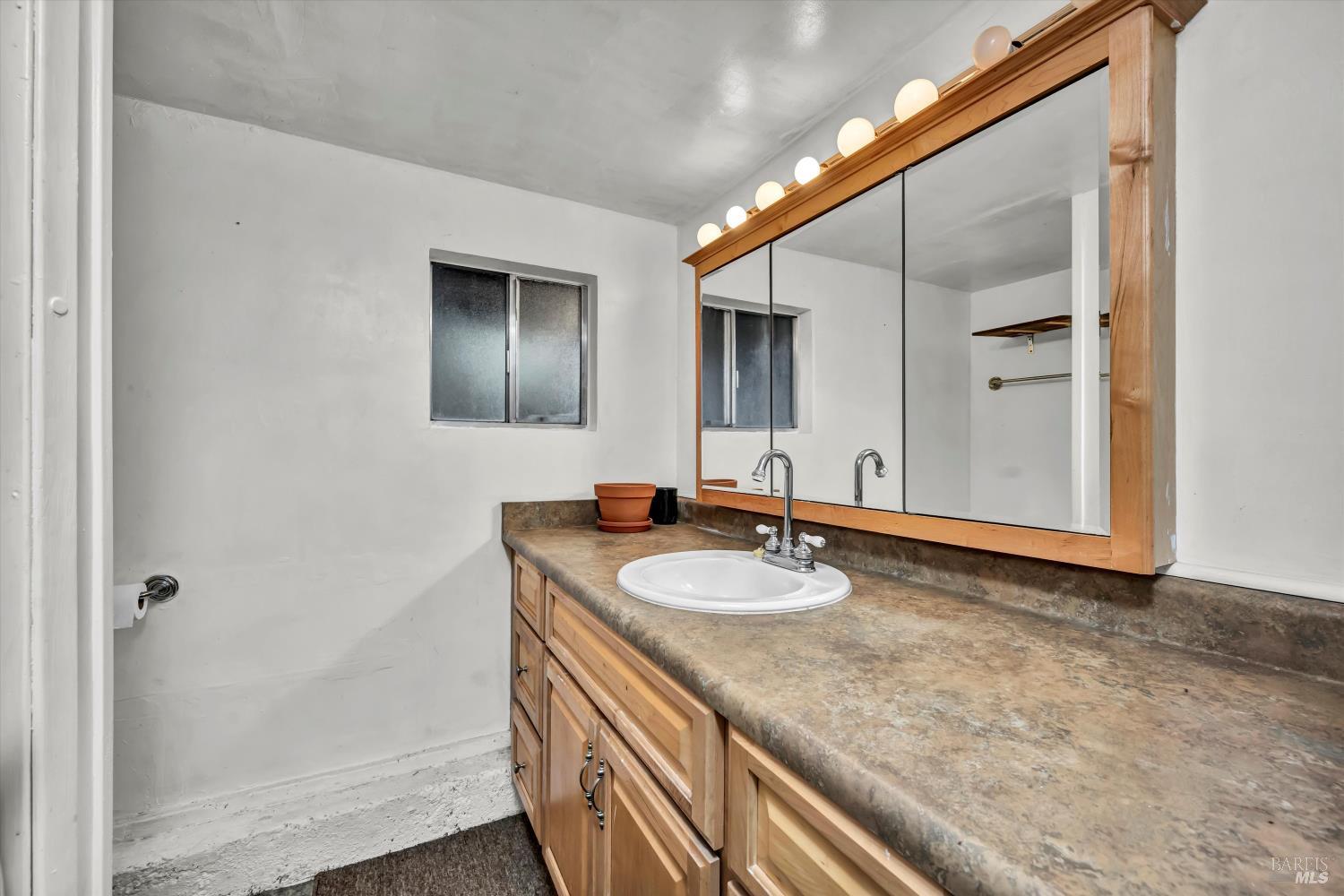 Detail Gallery Image 34 of 47 For 18528 N Shore Dr, Hidden Valley Lake,  CA 95467 - 3 Beds | 3 Baths