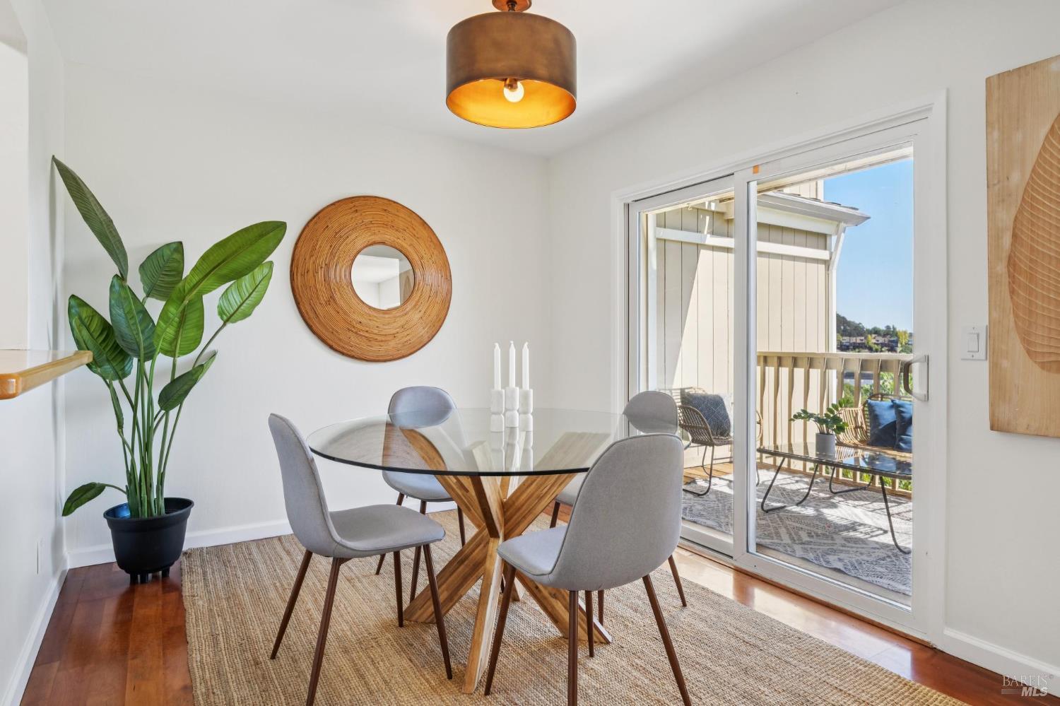 Detail Gallery Image 5 of 32 For 35 Wordsworth Ct, Mill Valley,  CA 94941 - 2 Beds | 1/1 Baths