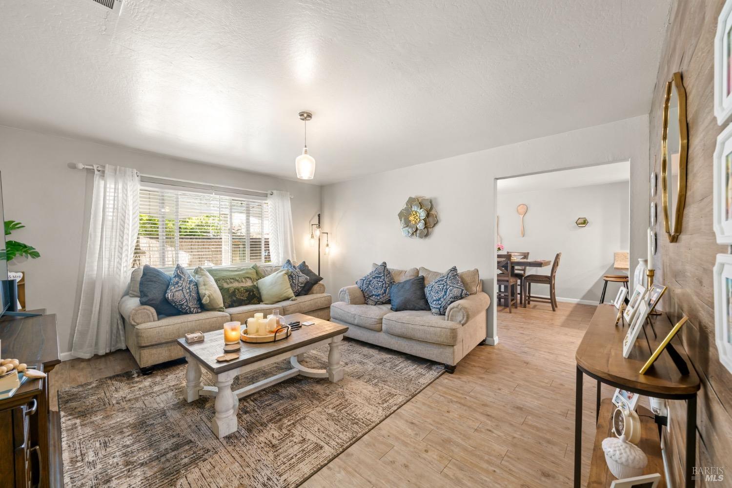 Detail Gallery Image 3 of 30 For 610 Sierra Dr, Dixon,  CA 95620 - 3 Beds | 2 Baths