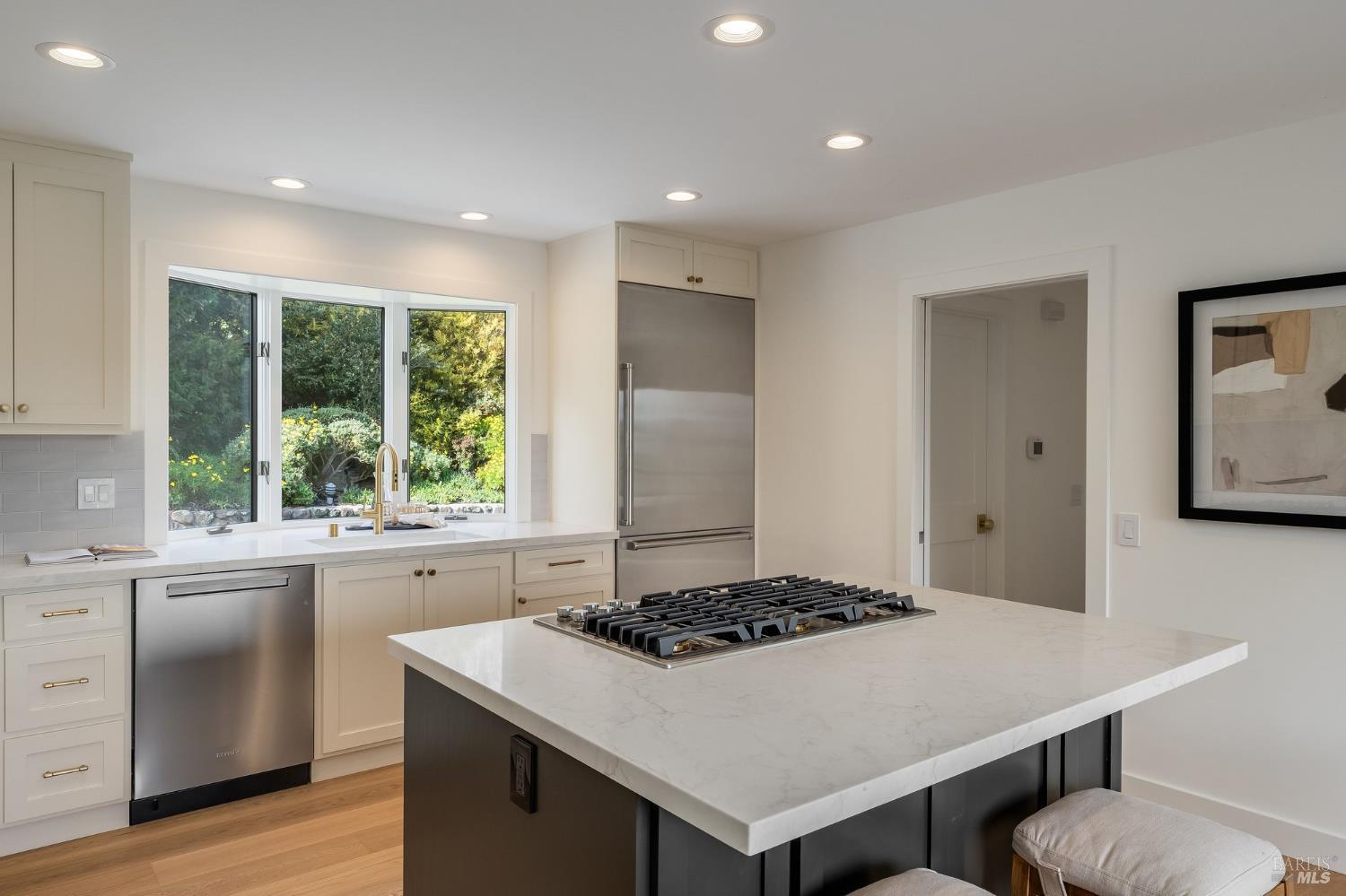 Detail Gallery Image 15 of 92 For 58 Lower North Ter, Tiburon,  CA 94920 - 5 Beds | 3/1 Baths