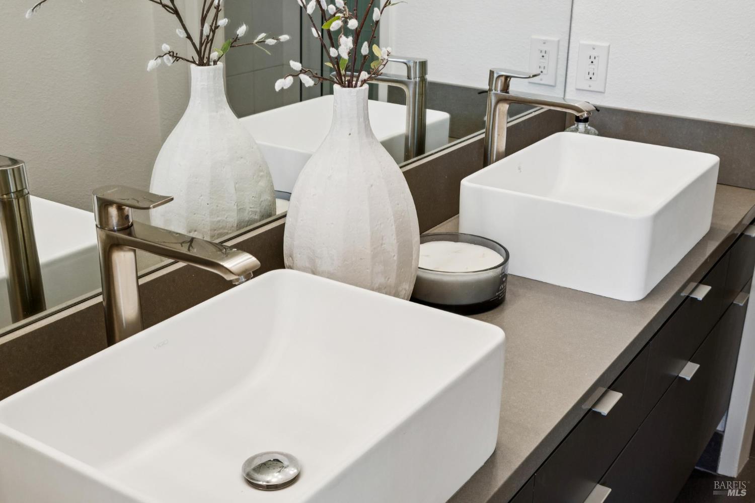 Detail Gallery Image 36 of 51 For 167 Headlands Ct, Sausalito,  CA 94965 - 2 Beds | 2/1 Baths