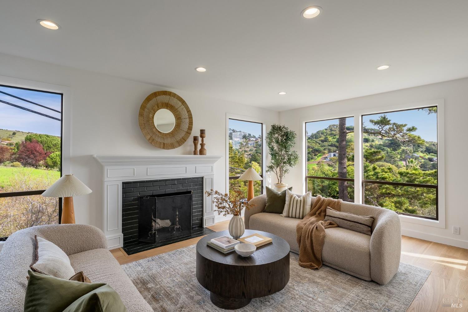 Detail Gallery Image 4 of 92 For 58 Lower North Ter, Tiburon,  CA 94920 - 5 Beds | 3/1 Baths