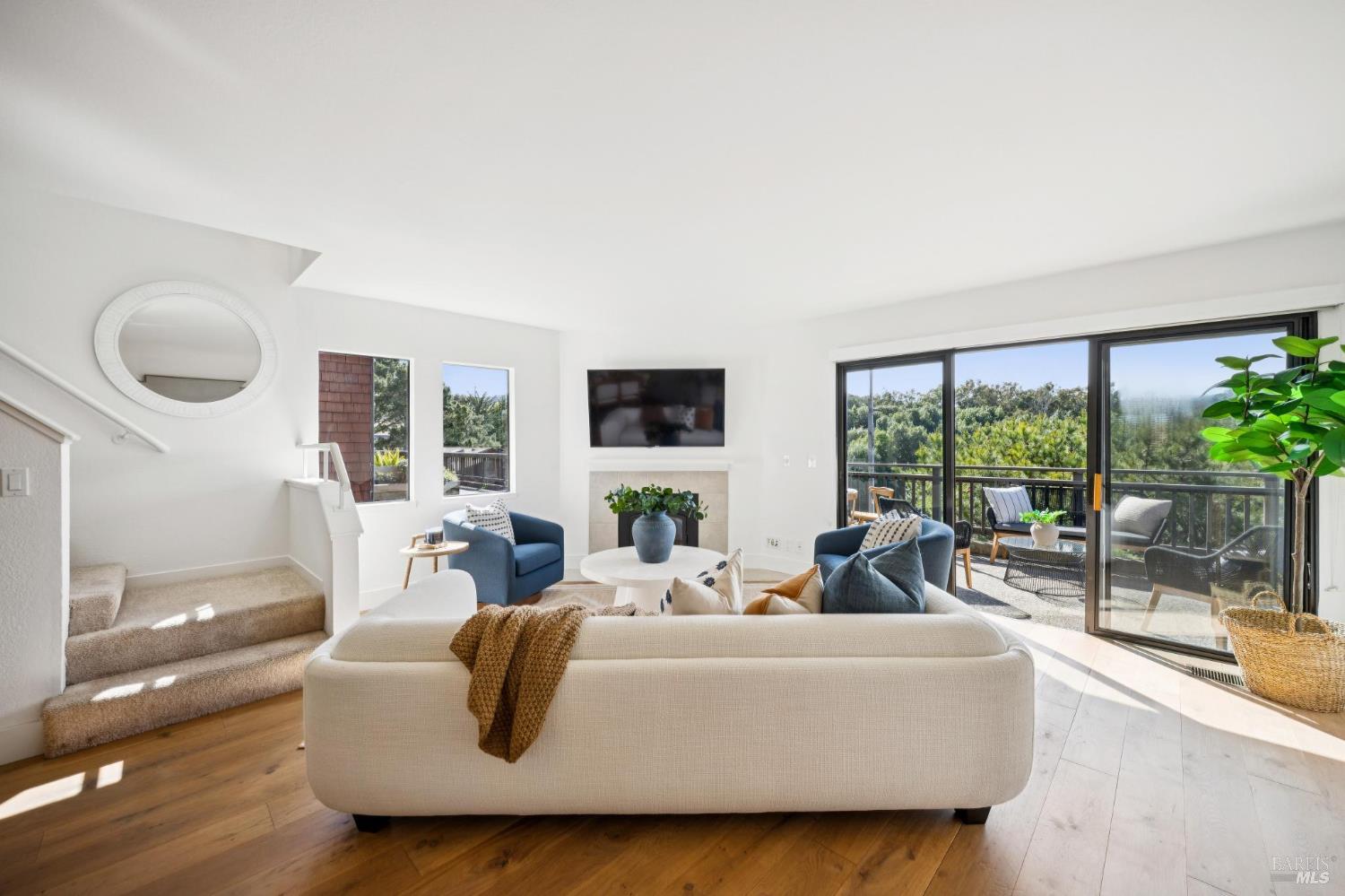 Detail Gallery Image 7 of 51 For 167 Headlands Ct, Sausalito,  CA 94965 - 2 Beds | 2/1 Baths