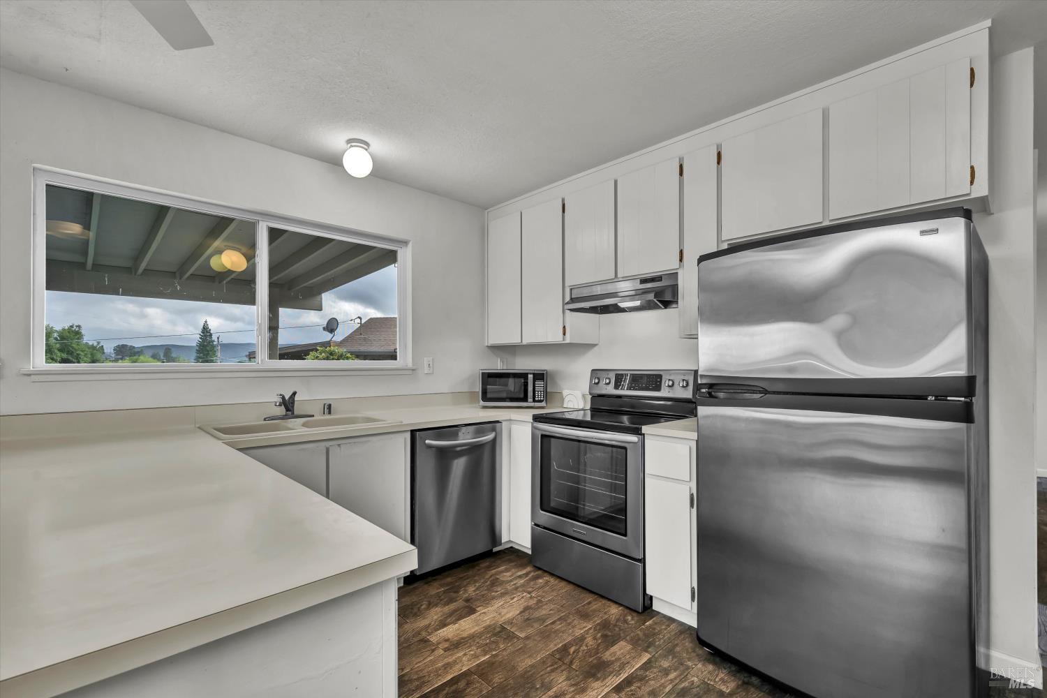 Detail Gallery Image 14 of 47 For 18528 N Shore Dr, Hidden Valley Lake,  CA 95467 - 3 Beds | 3 Baths