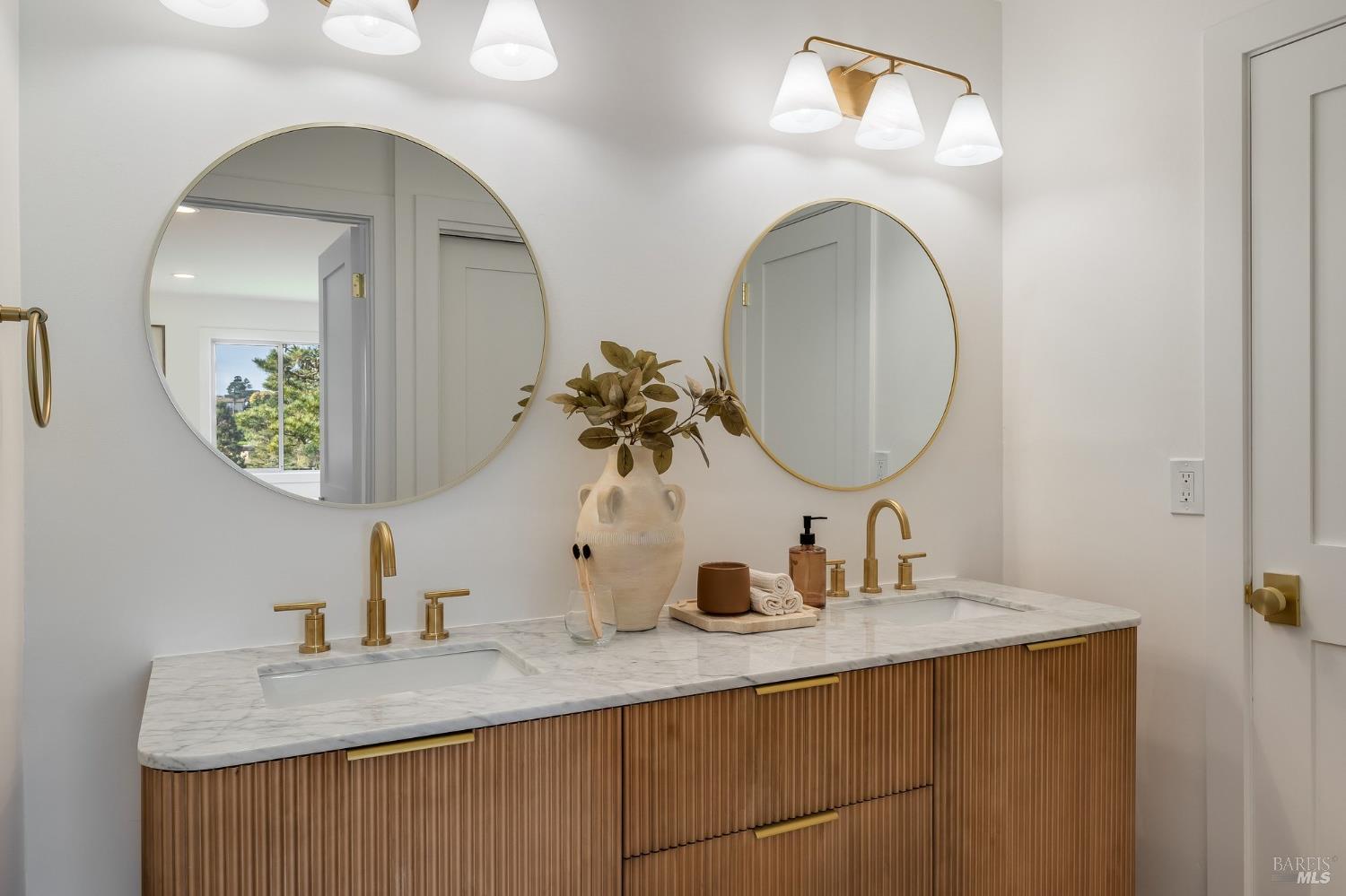 Detail Gallery Image 37 of 92 For 58 Lower North Ter, Tiburon,  CA 94920 - 5 Beds | 3/1 Baths