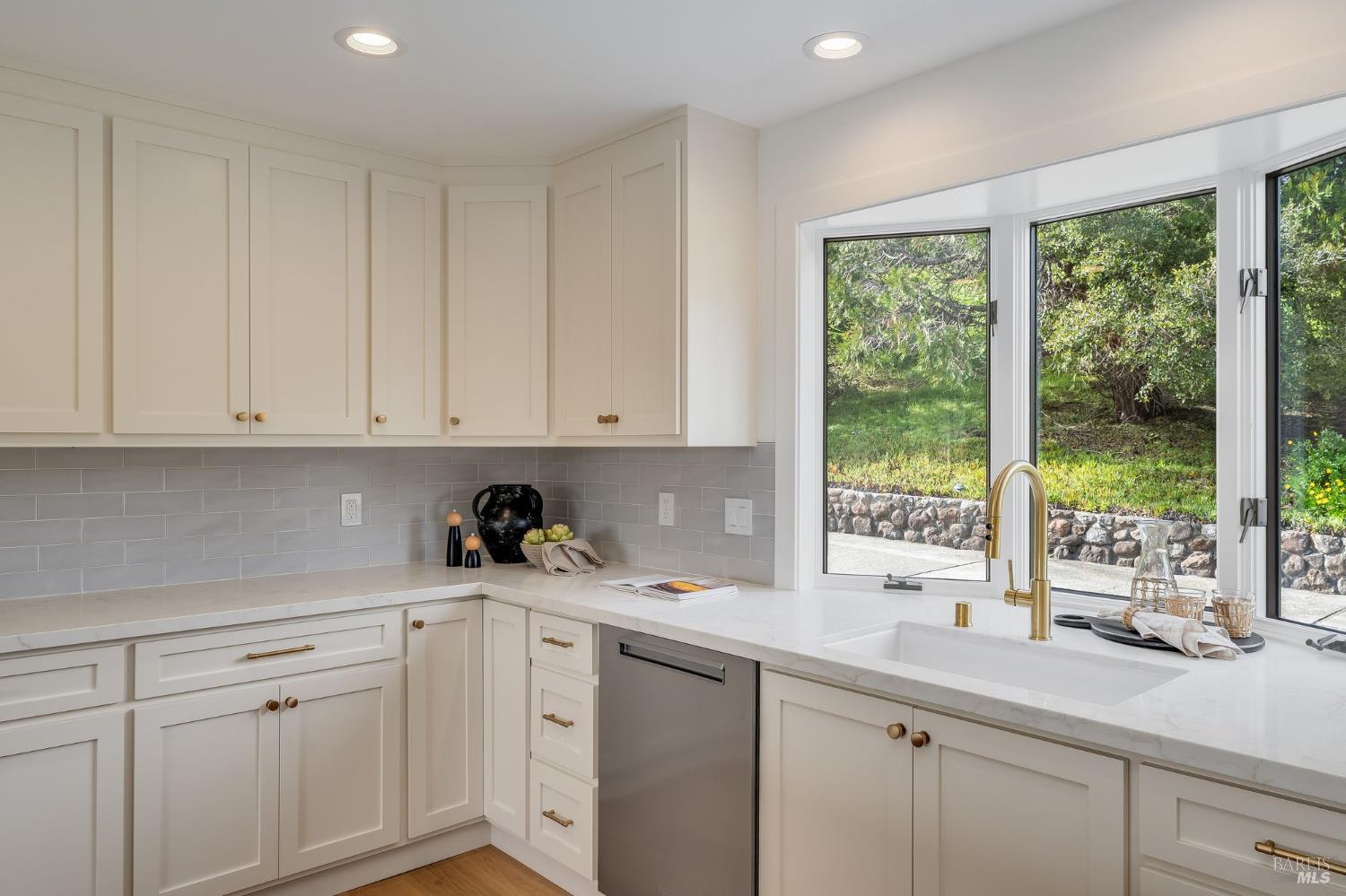 Detail Gallery Image 18 of 92 For 58 Lower North Ter, Tiburon,  CA 94920 - 5 Beds | 3/1 Baths