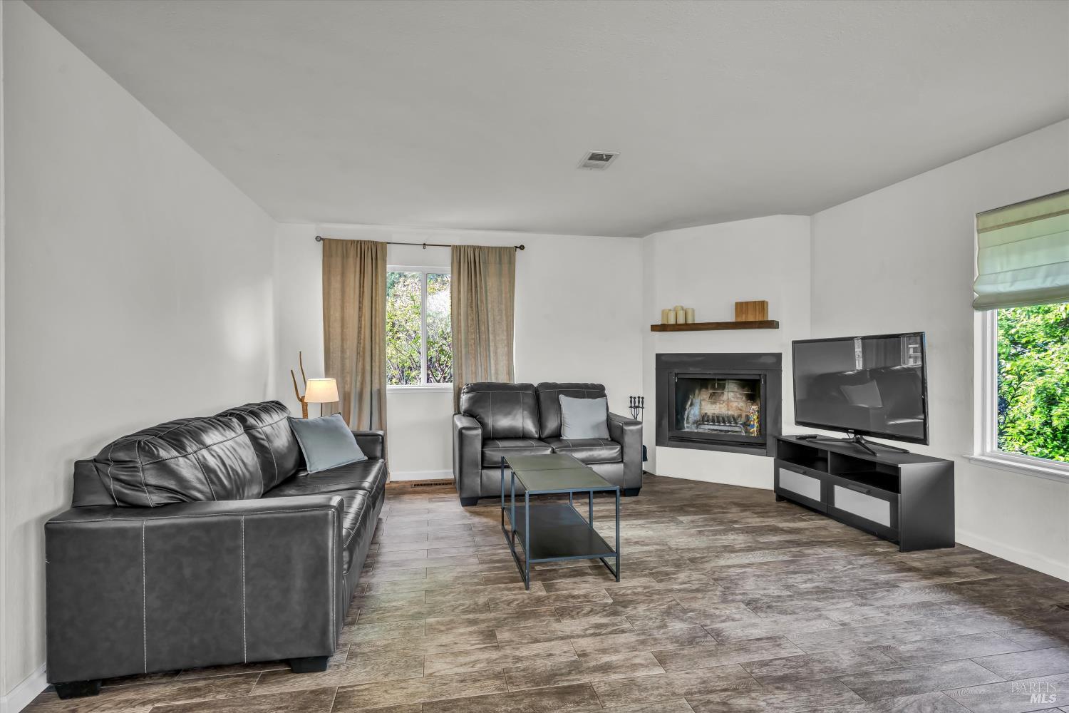 Detail Gallery Image 12 of 47 For 18528 N Shore Dr, Hidden Valley Lake,  CA 95467 - 3 Beds | 3 Baths