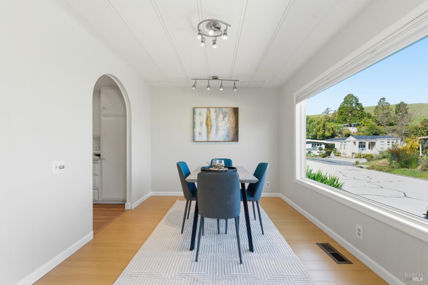 Detail Gallery Image 15 of 58 For 15 Scenic Dr, Novato,  CA 94949 - 2 Beds | 2 Baths