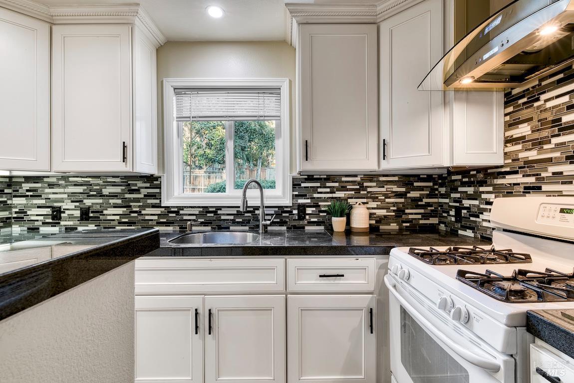 Detail Gallery Image 22 of 85 For 101 H Ln, Novato,  CA 94945 - 5 Beds | 4/1 Baths